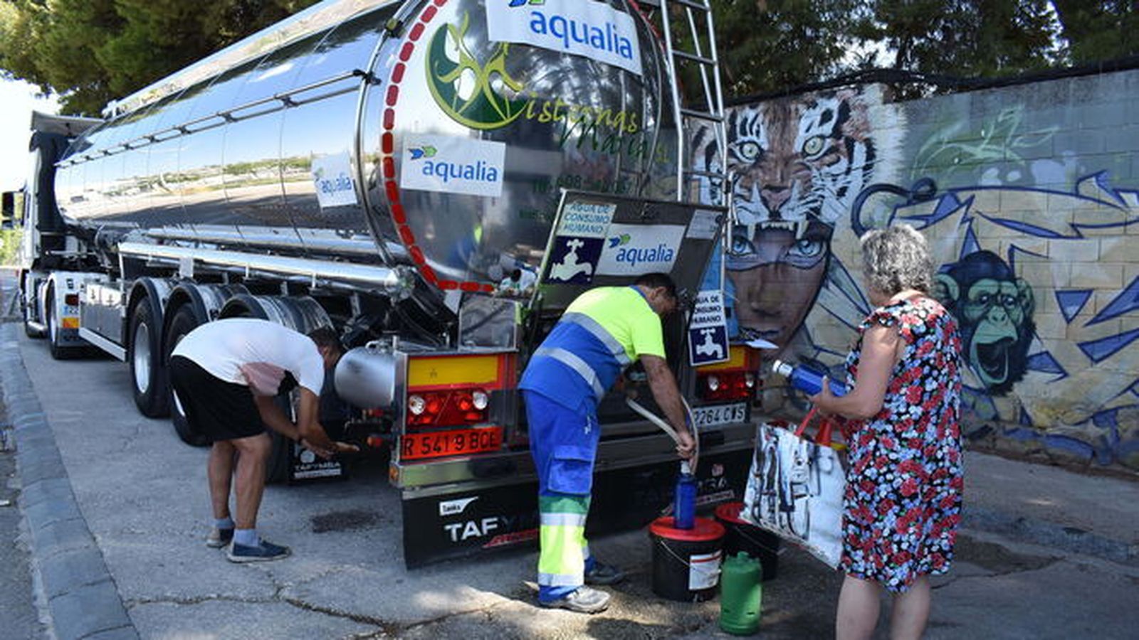 Un camión cisterna reparte agua en Baena.