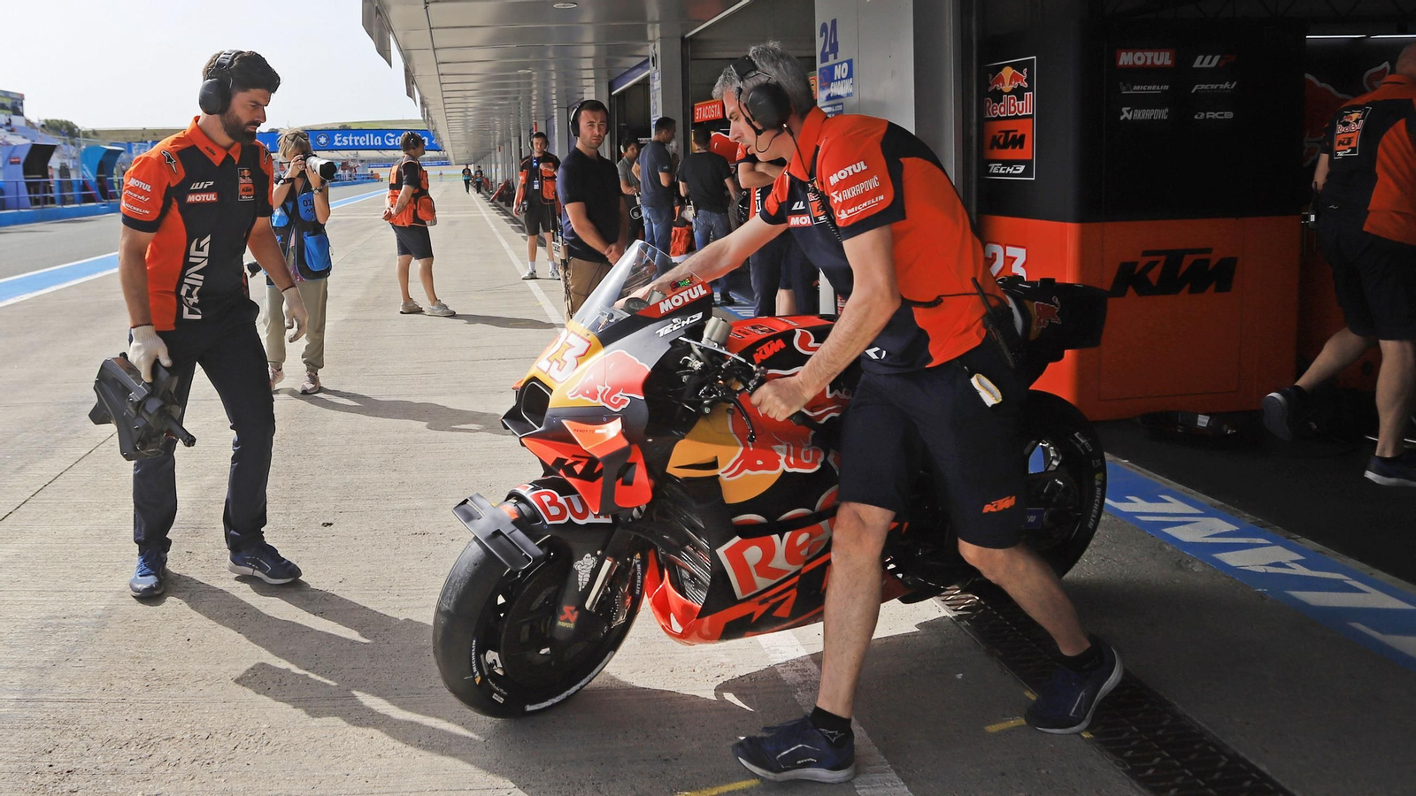 Imágenes de boxes en los entrenamientos del Viernes de MotoGP en Jerez