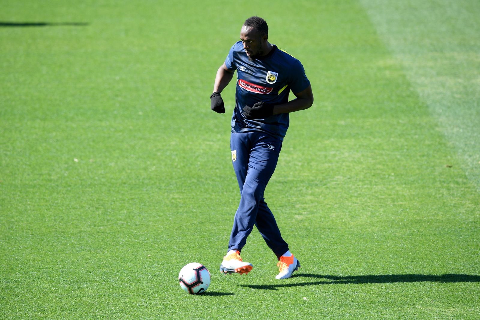 Usain Bolt golpea con estilo con el interior del pie izquierdo el balón en Australia en el entrenamiento con su nuevo equipo, el Central Cost Marines.