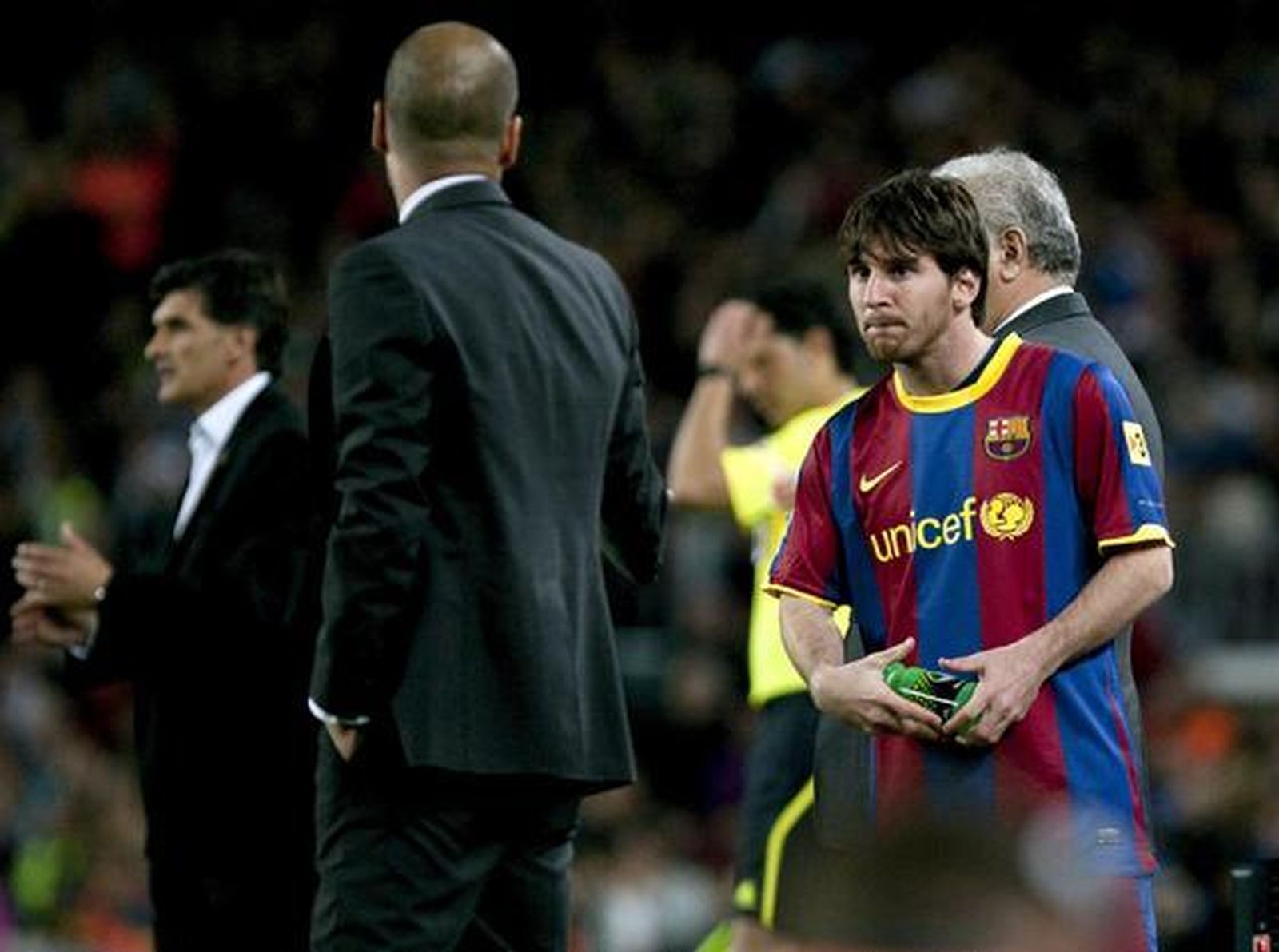 Messi se dispone a salir desde el banquillo. / EFE