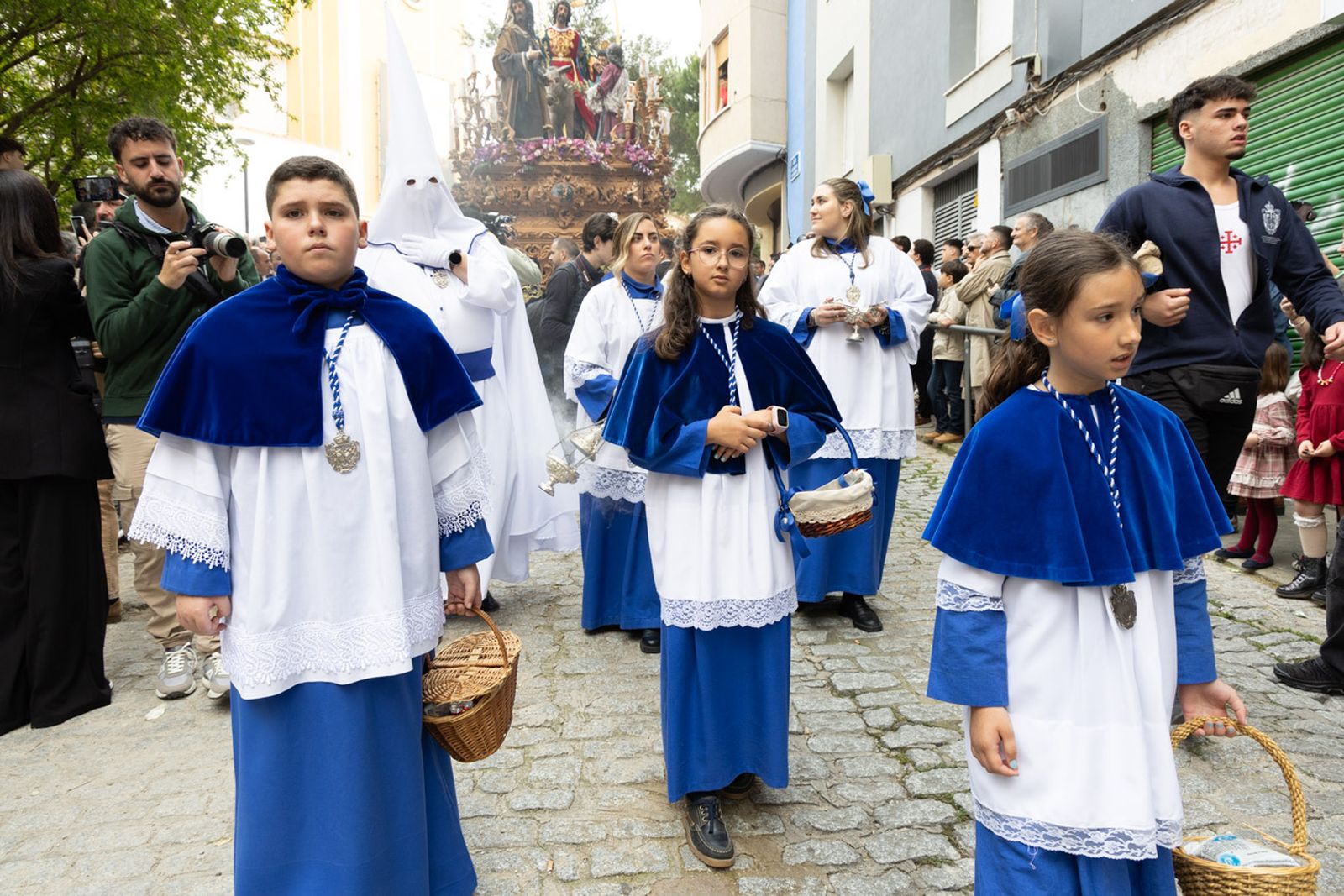 Los jiennenses se echan a la calle para presenciar la primera de las procesiones de la jornada: la Borriquilla (I)
