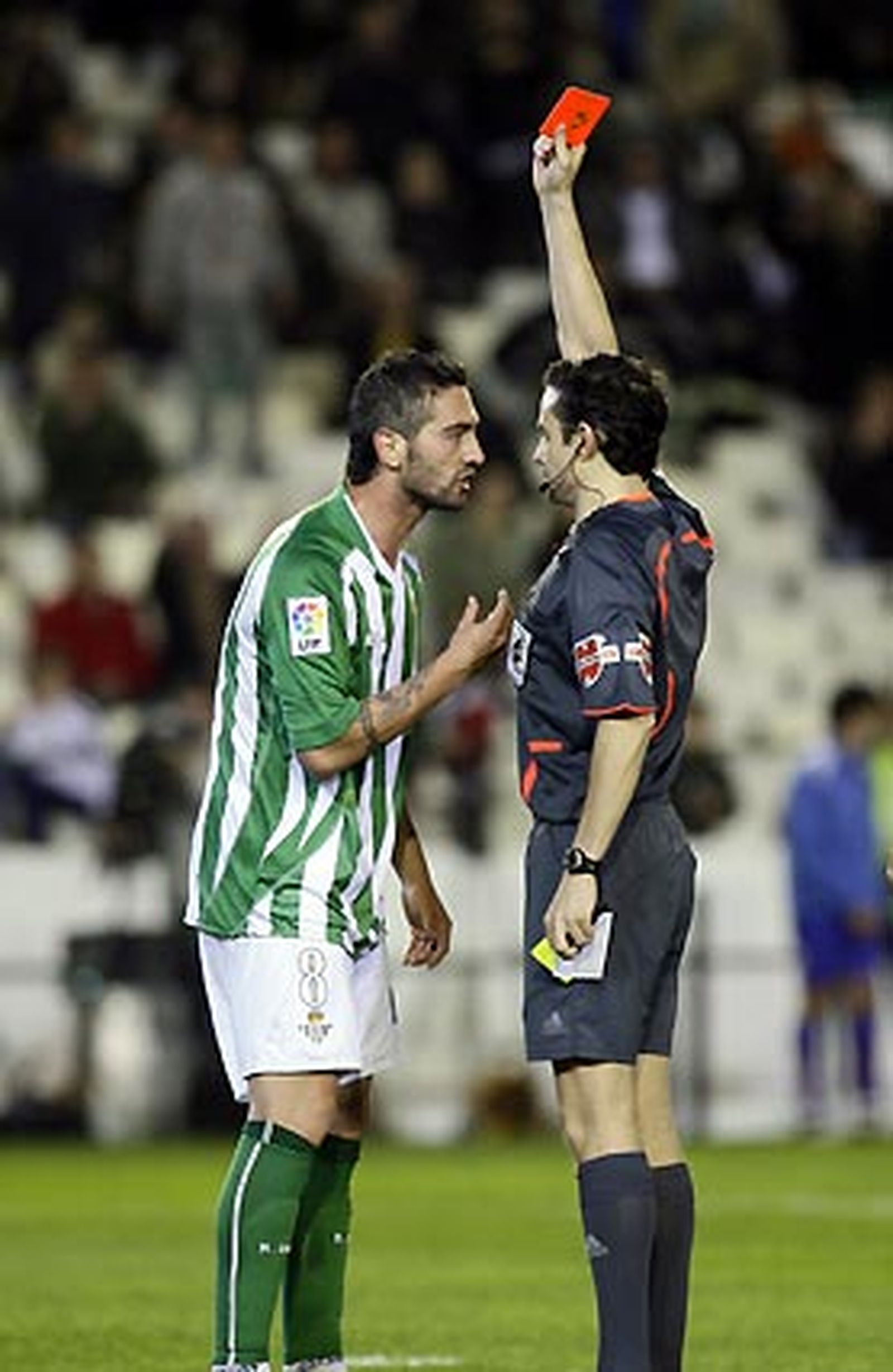 El Betis deja escapar dos puntos ante el Huesca (1-1) en los últimos compases de un partido en el que los de Antonio Tapia terminaron con dos expulsados.

Foto: Antonio Pizarro