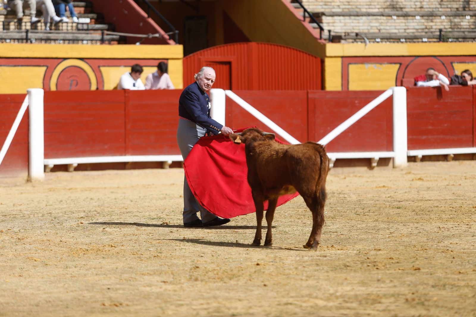 La clase magistral solidaria de Miguelete en la plaza de toros de Las Palomas de Algeciras, en imágenes