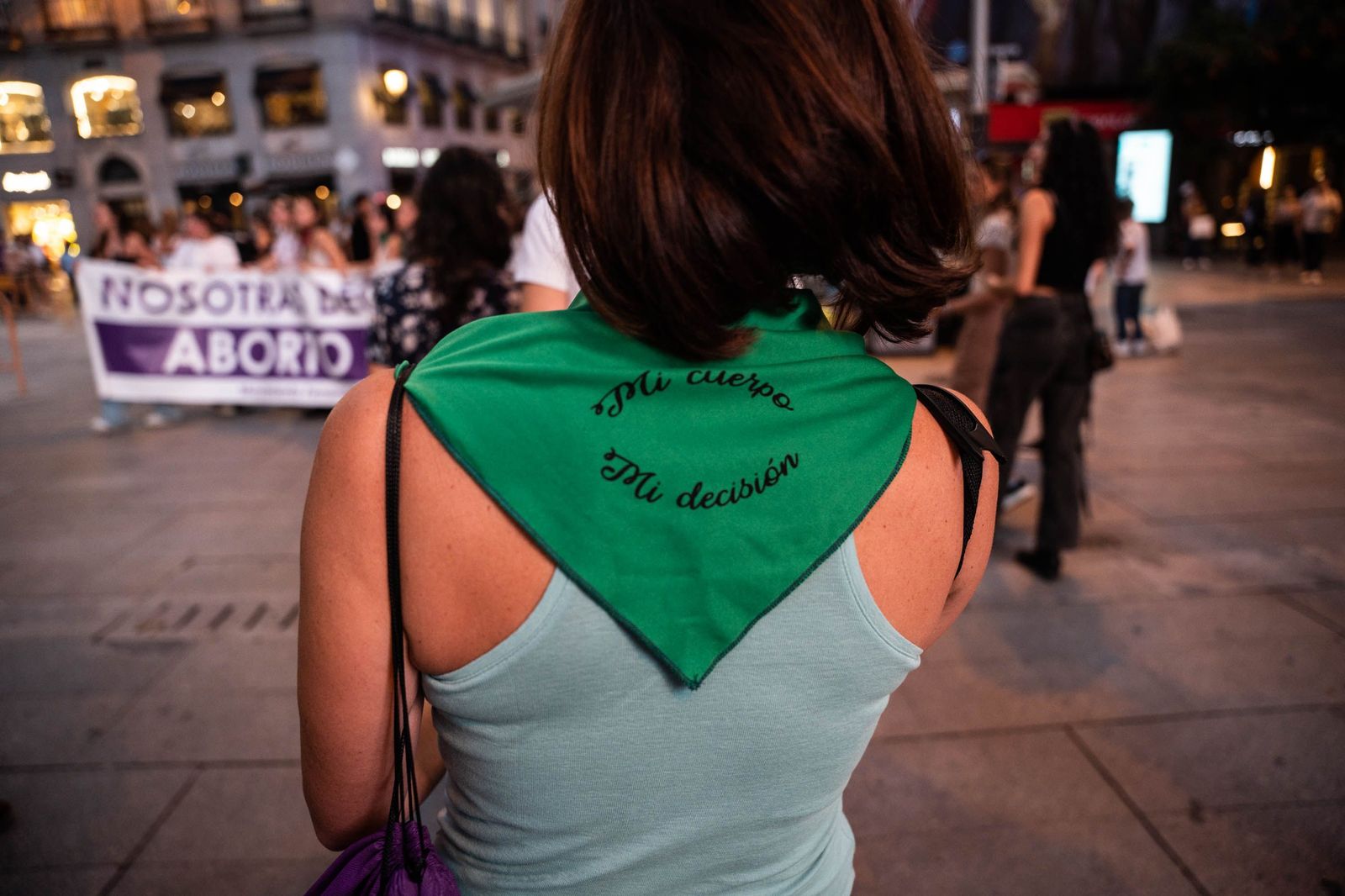 Una mujer lleva un pañuelo a favor del aborto durante una manifestación.
