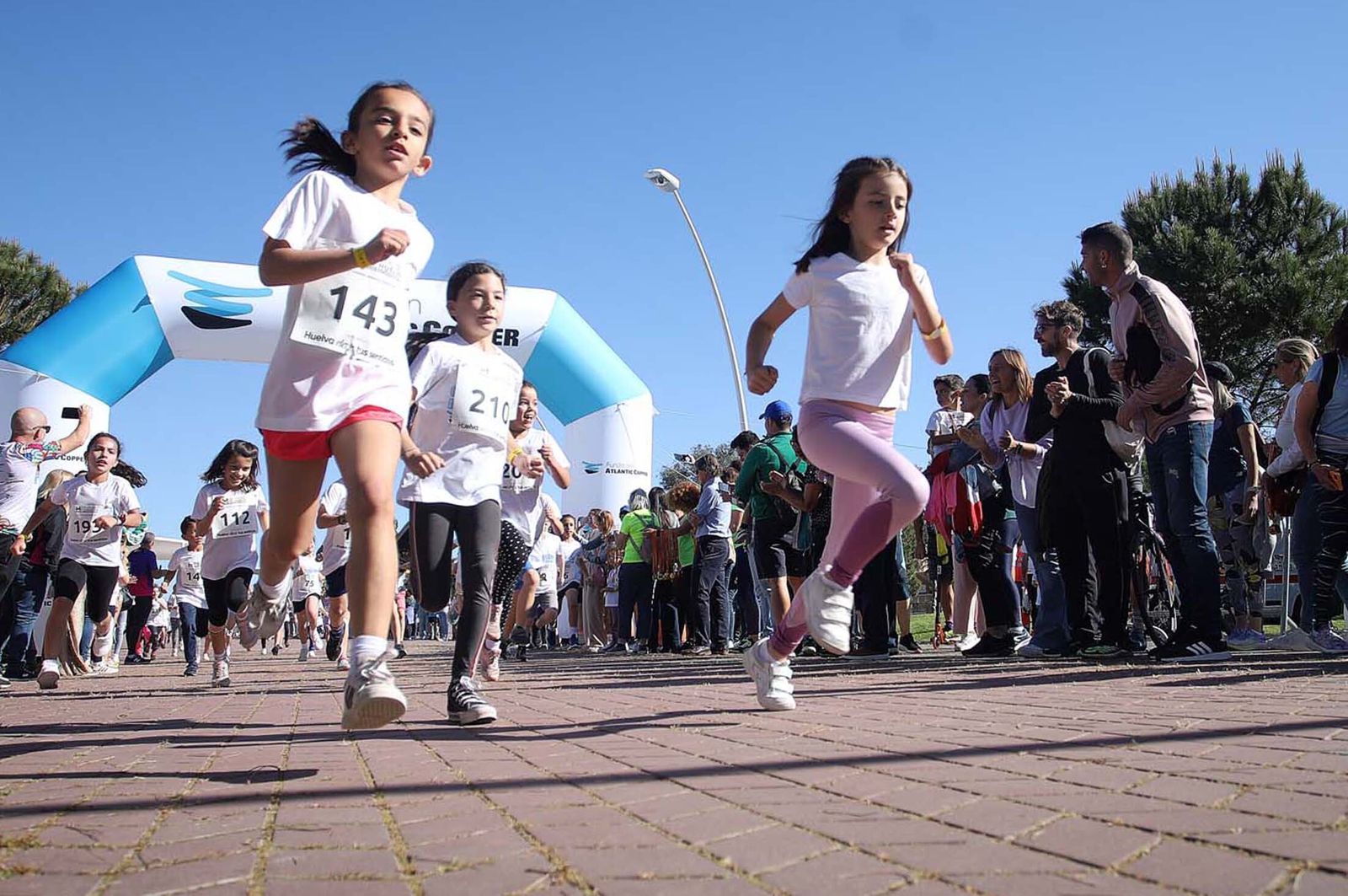Imágenes de la carrera infantil previa a la "10K Puerta del Descubrimiento"