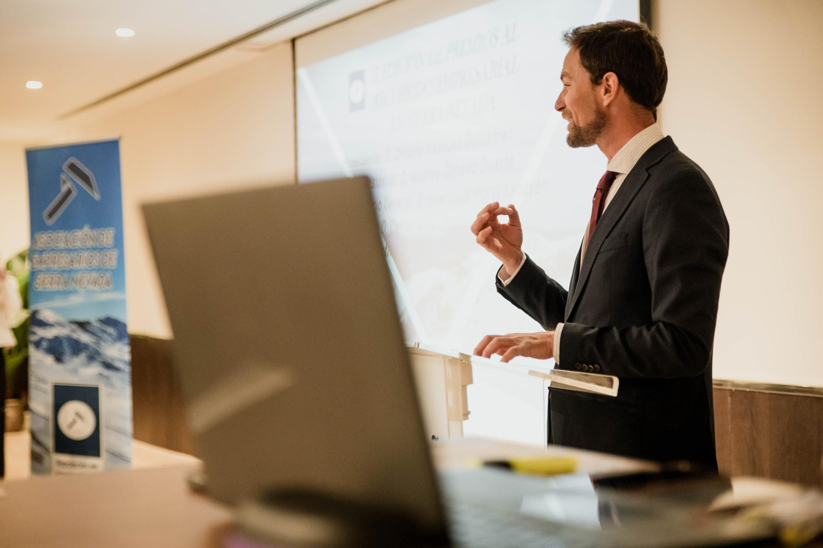 Enrique de la Higuera y Carlos Olmedo, premiados por su trayectoria empresarial en Sierra Nevada