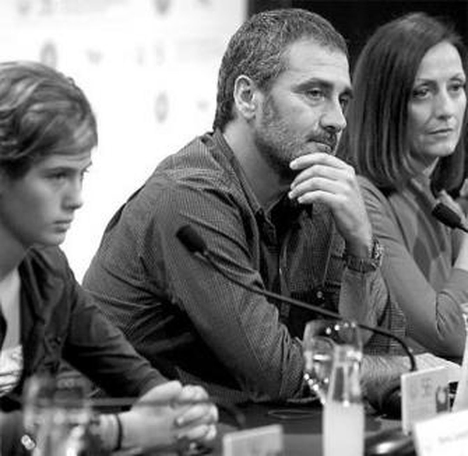 Fesser, acompañado de Nerea Camacho y Carme Elías.