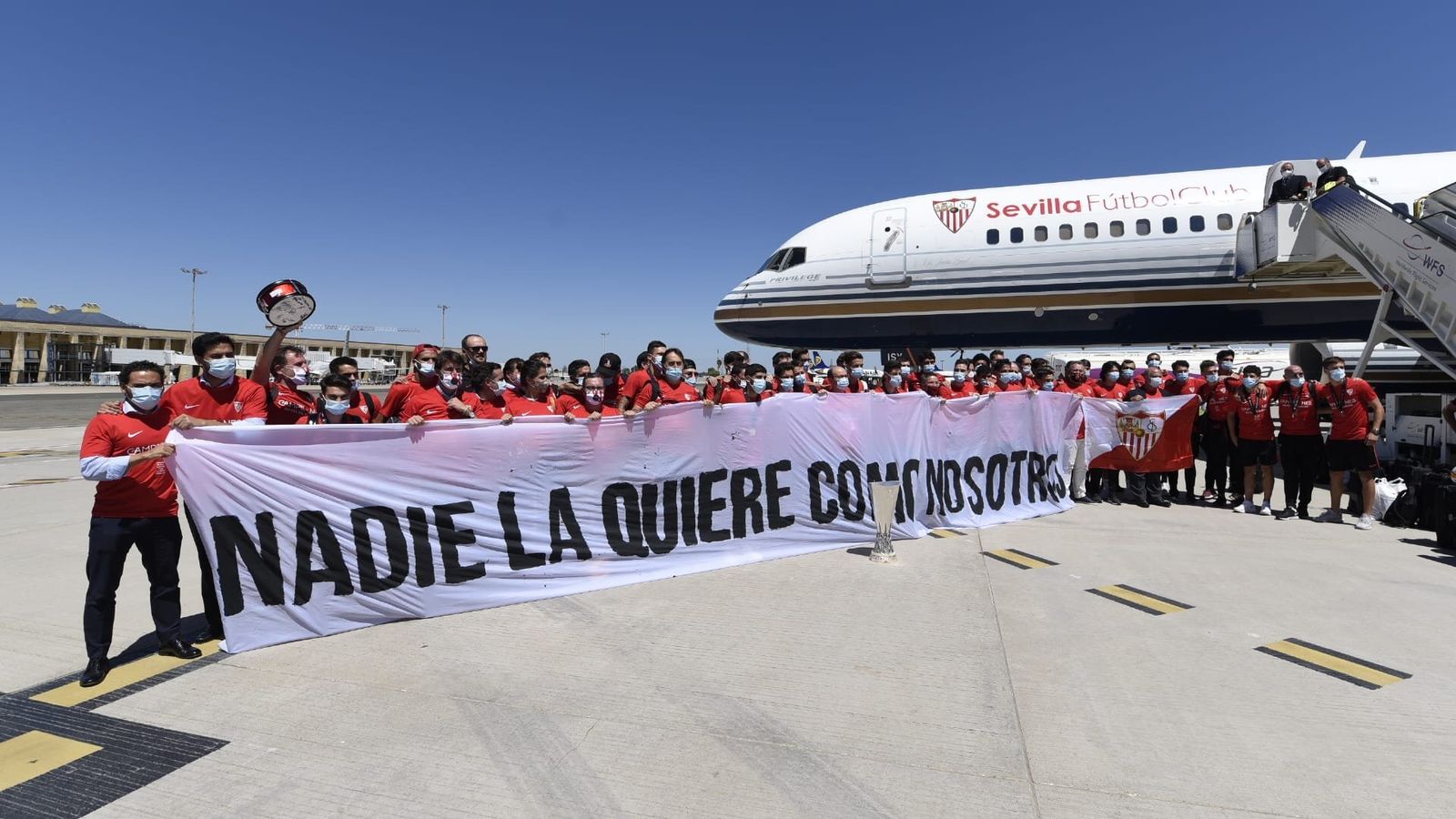 Los jugadores en la pista del aeropuerto de Sevilla.