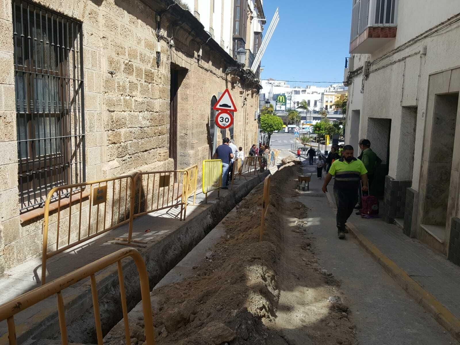 Zanja de grandes dimensiones que discurre junto al acerado ante las puertas del colegio.