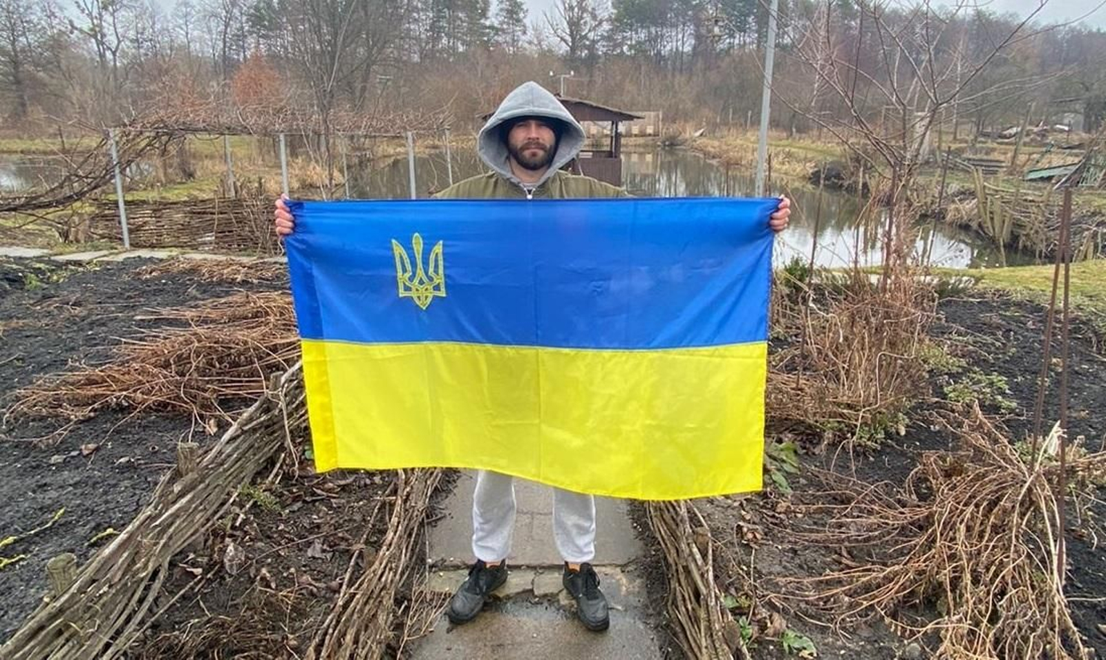 Maxim Yuschul posa con la bandera de Ucrania.
