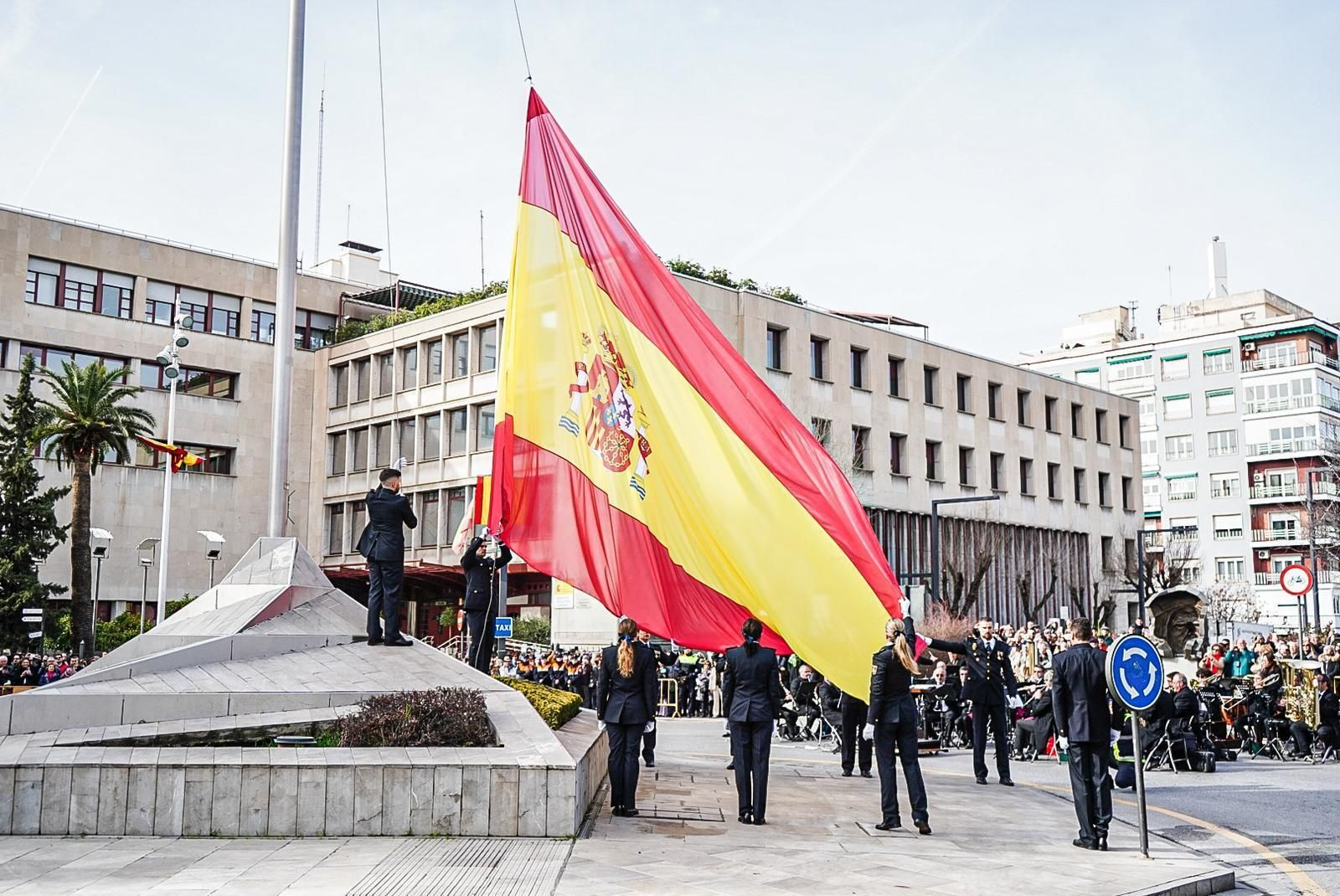 Fotogalería: Granada iza la bandera de España en el bicentenario de la Policía Nacional