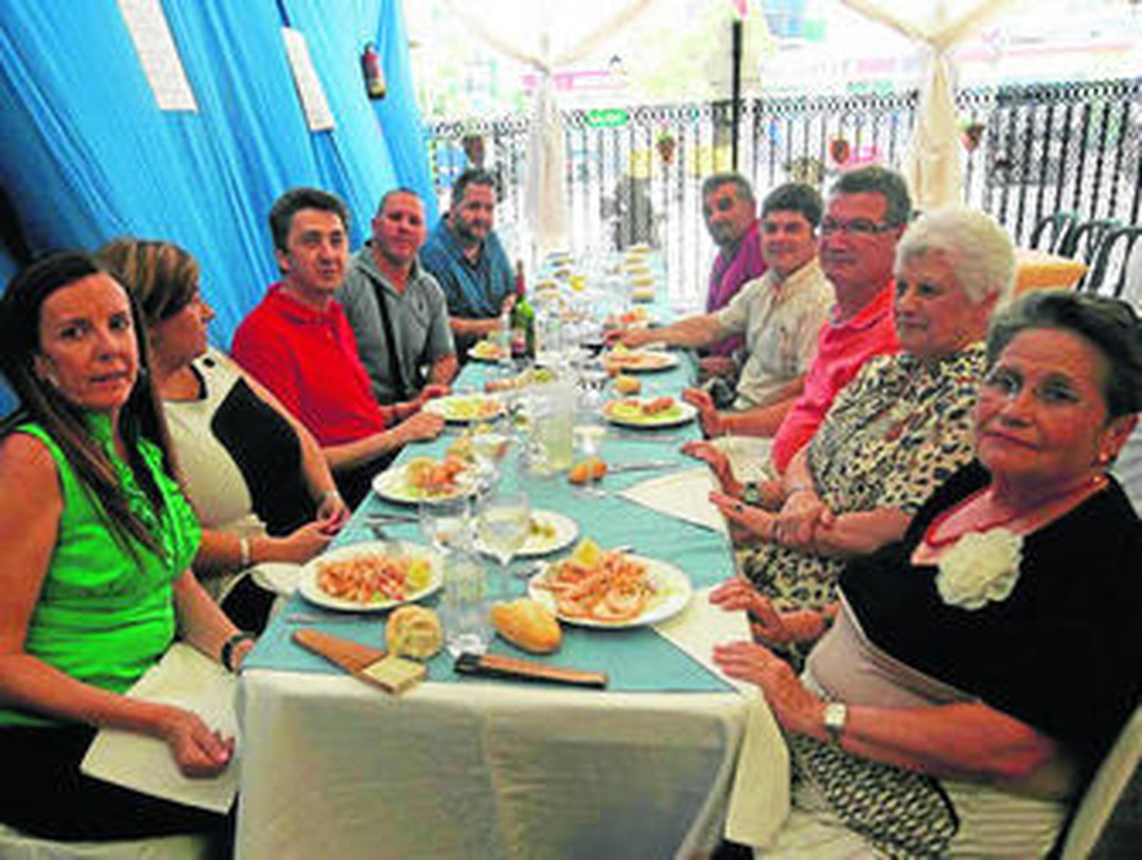 Imagen del almuerzo celebrado por los colectivos ayer en el real.