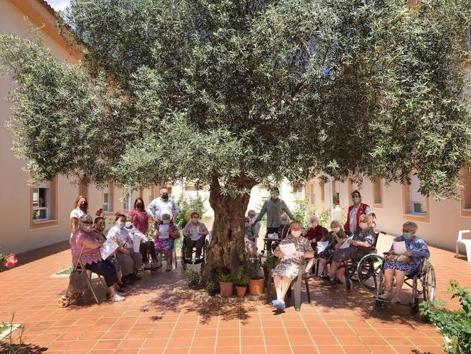 Los mayores que han participado en la actividad con las autoridades locales