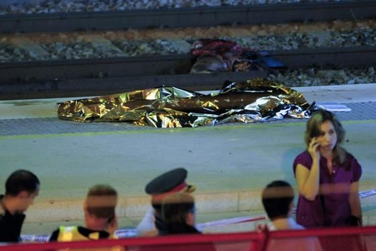 Al menos 12 personas, en su mayoría jóvenes, han muerto tras ser arrolladas por un tren en la estación de Castelldefels.   Foto: Marta Pérez, (EFE)