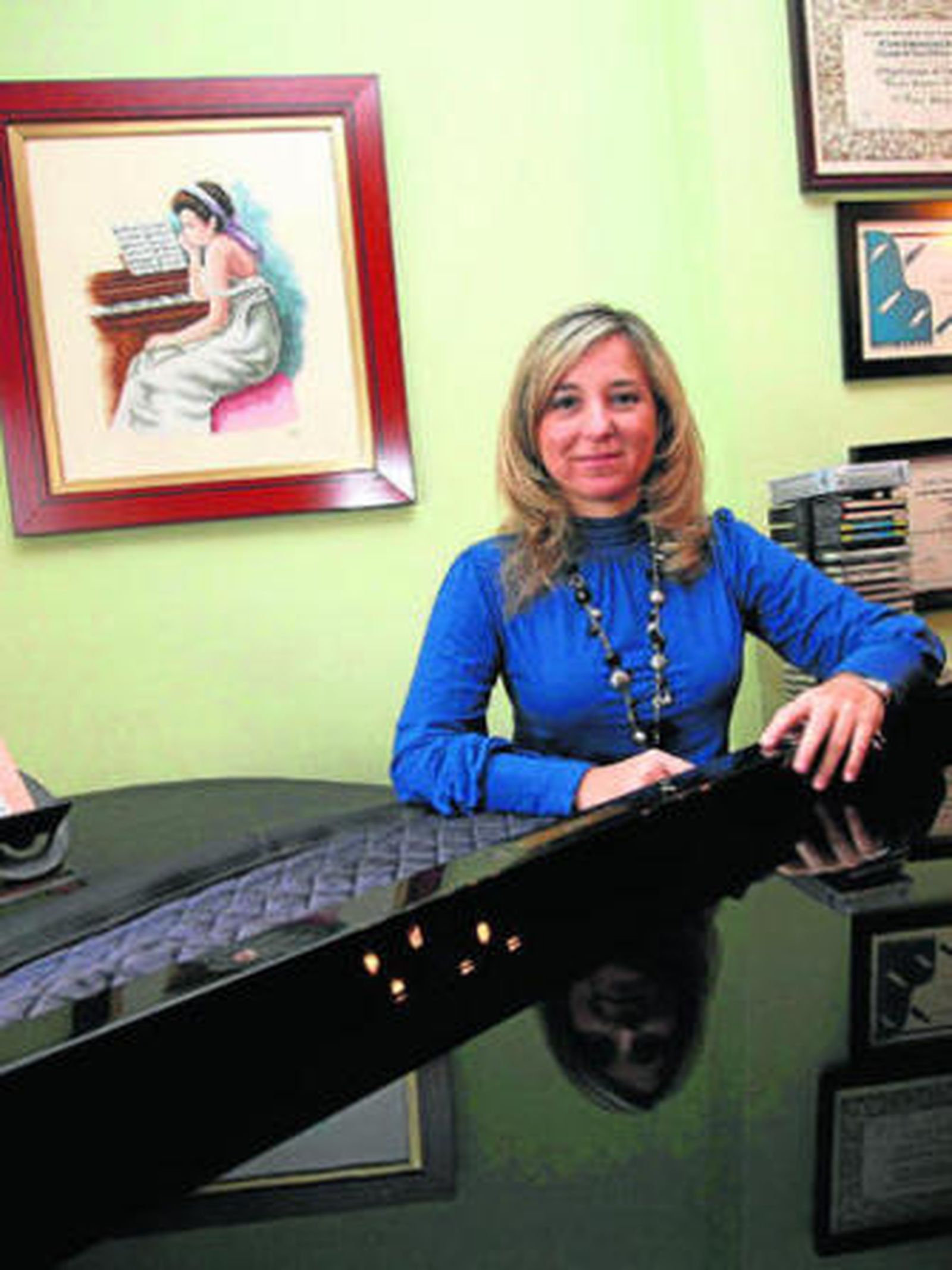 Paula Coronas, ante su piano en una foto tomada en 2009.