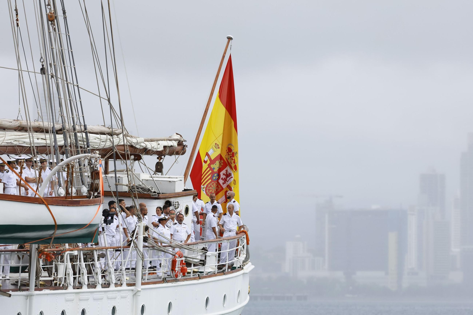 Las imágenes del rencuentro de la reina Letizia y la Princesa Leonor en el atraque del 'Elcano' en Panamá