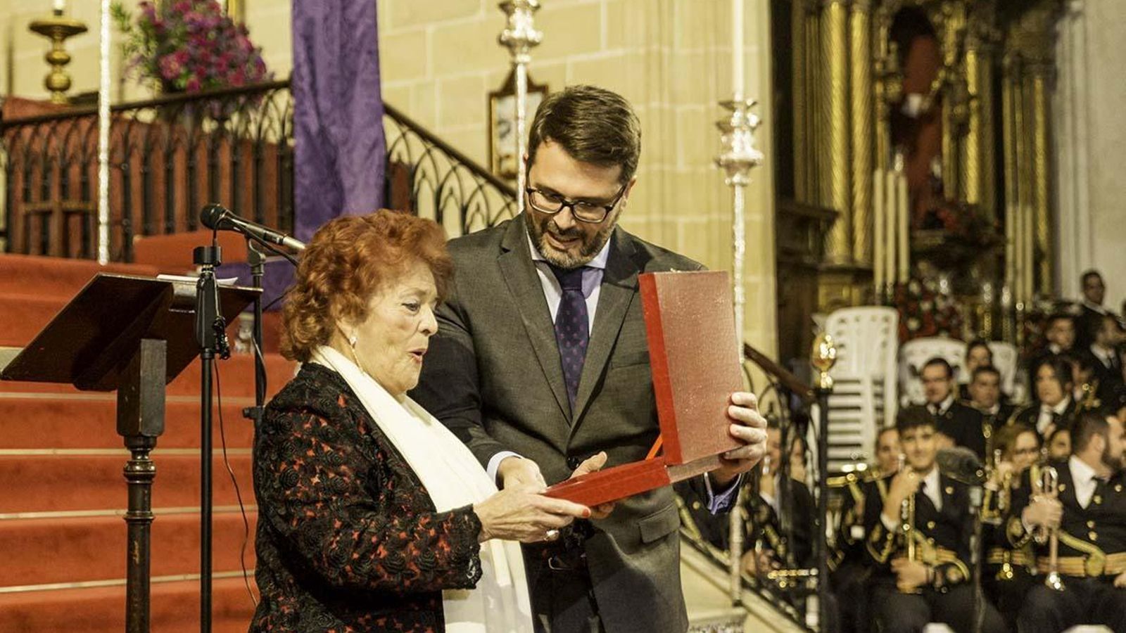Ana María 'La Jerezana', recibiendo de Nicolás Sosa el reconocimiento.