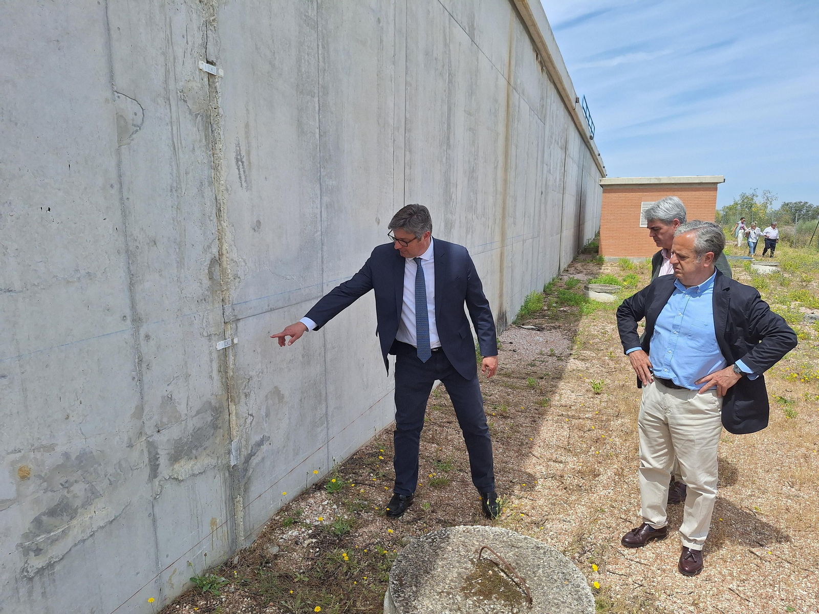 Salvador Fuentes visita el depósito de agua de Puente Genil.