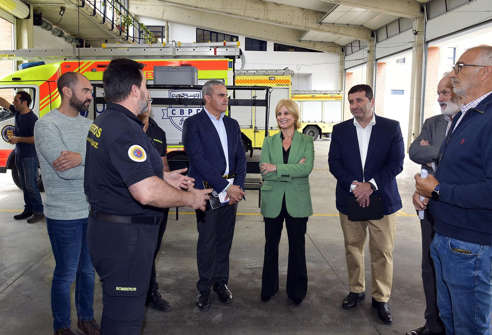 El presidente del Consorcio de Bomberos y la alcaldesa, junto a responsables municipales y técnicos del Consorcio en su visita al parque de Jerez. El presidente del Consorcio de Bomberos y la alcaldesa, junto a responsables municipales y técnicos del Consorcio en su visita al parque de Jerez.