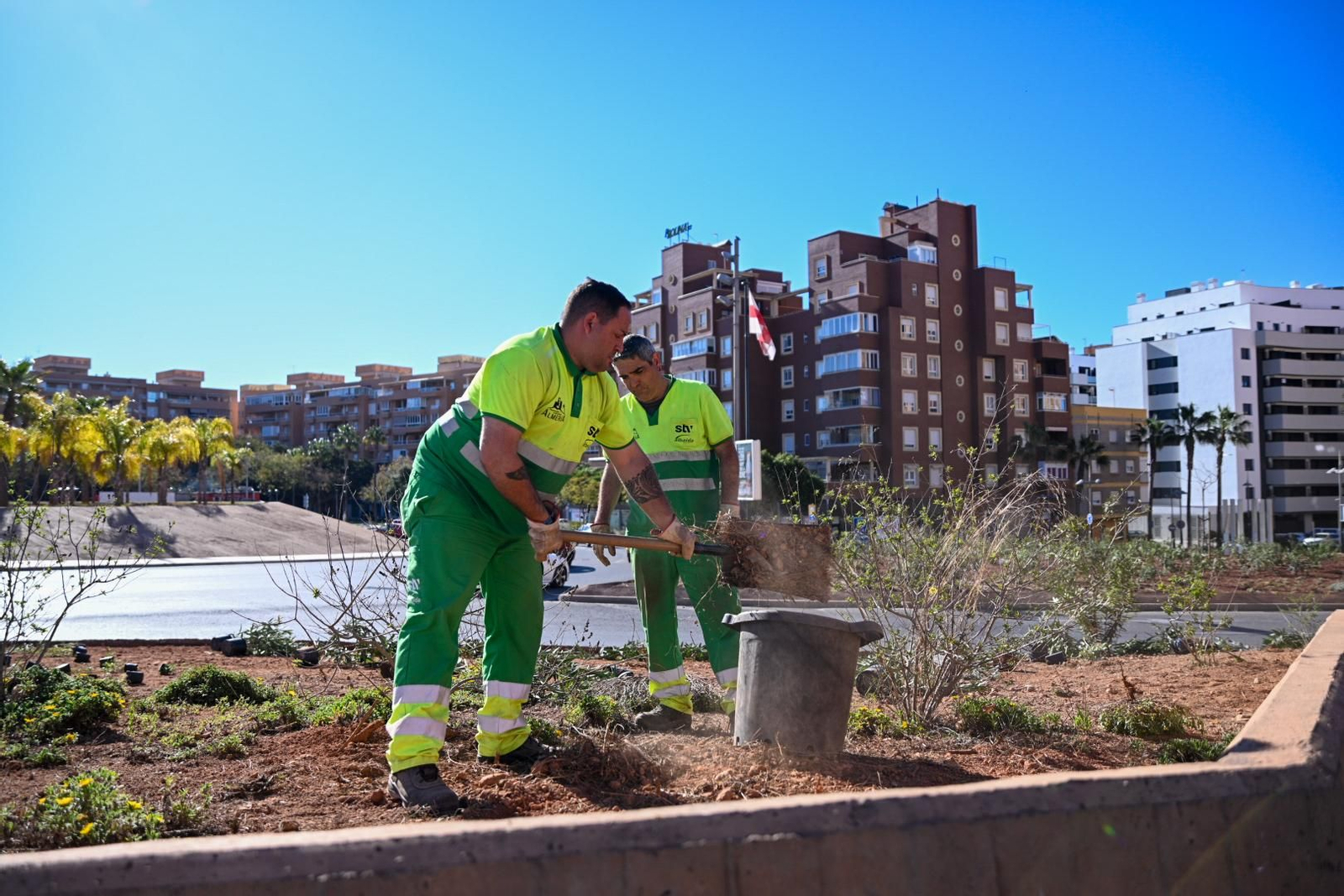 Jardineros del servicio municipal de zonas verdes.