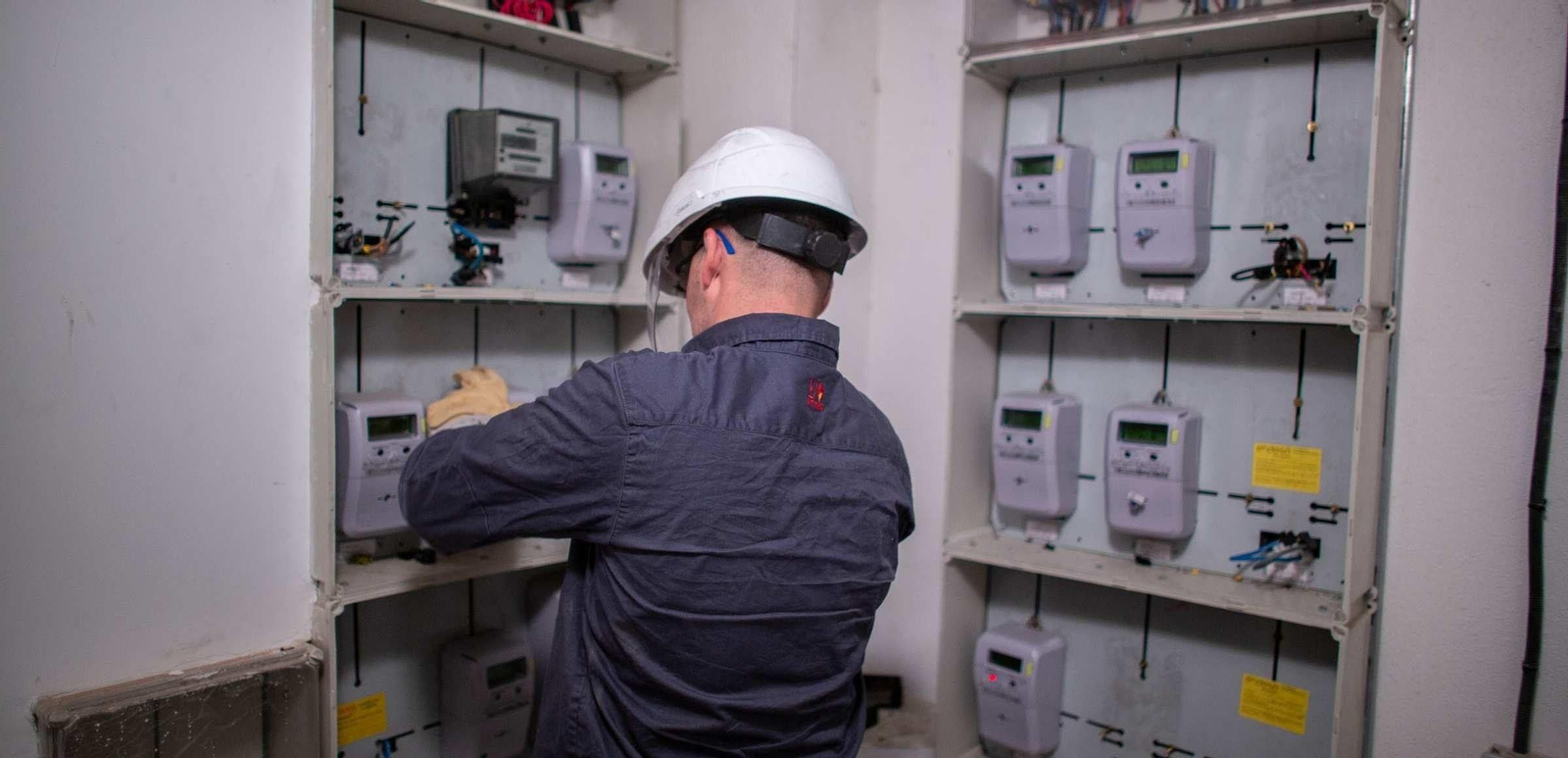 Un técnico de Endesa en un cuarto de contadores en Granada