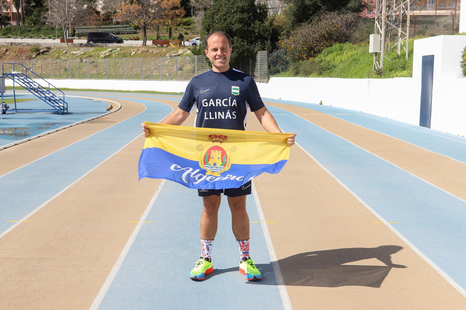 Javier García, con la bandera de Algeciras, en las pistas Enrique Talavera