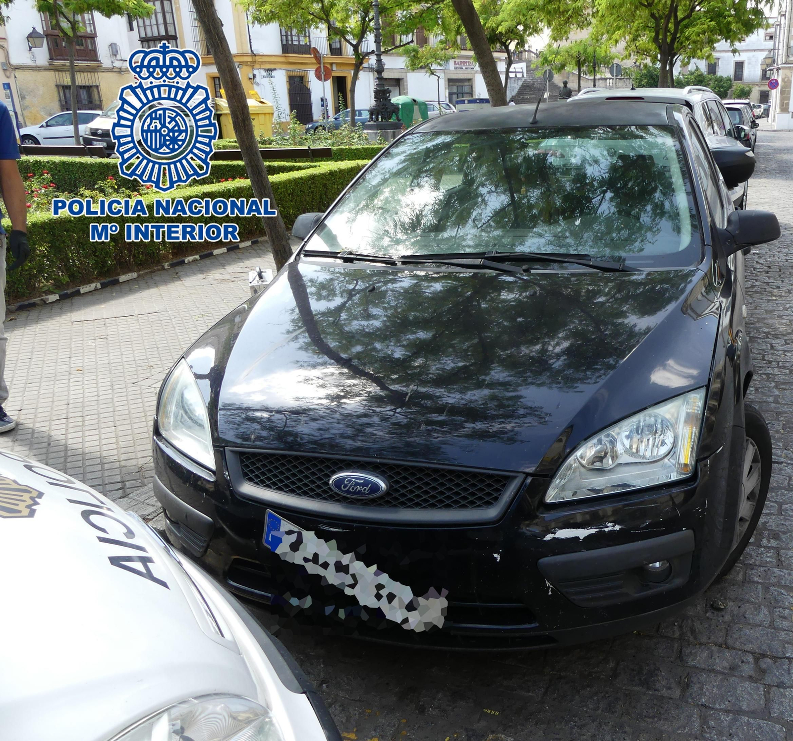 Imagen del vehículo con el que intentó atropellar a los agentes. Imagen del vehículo con el que intentó atropellar a los agentes.