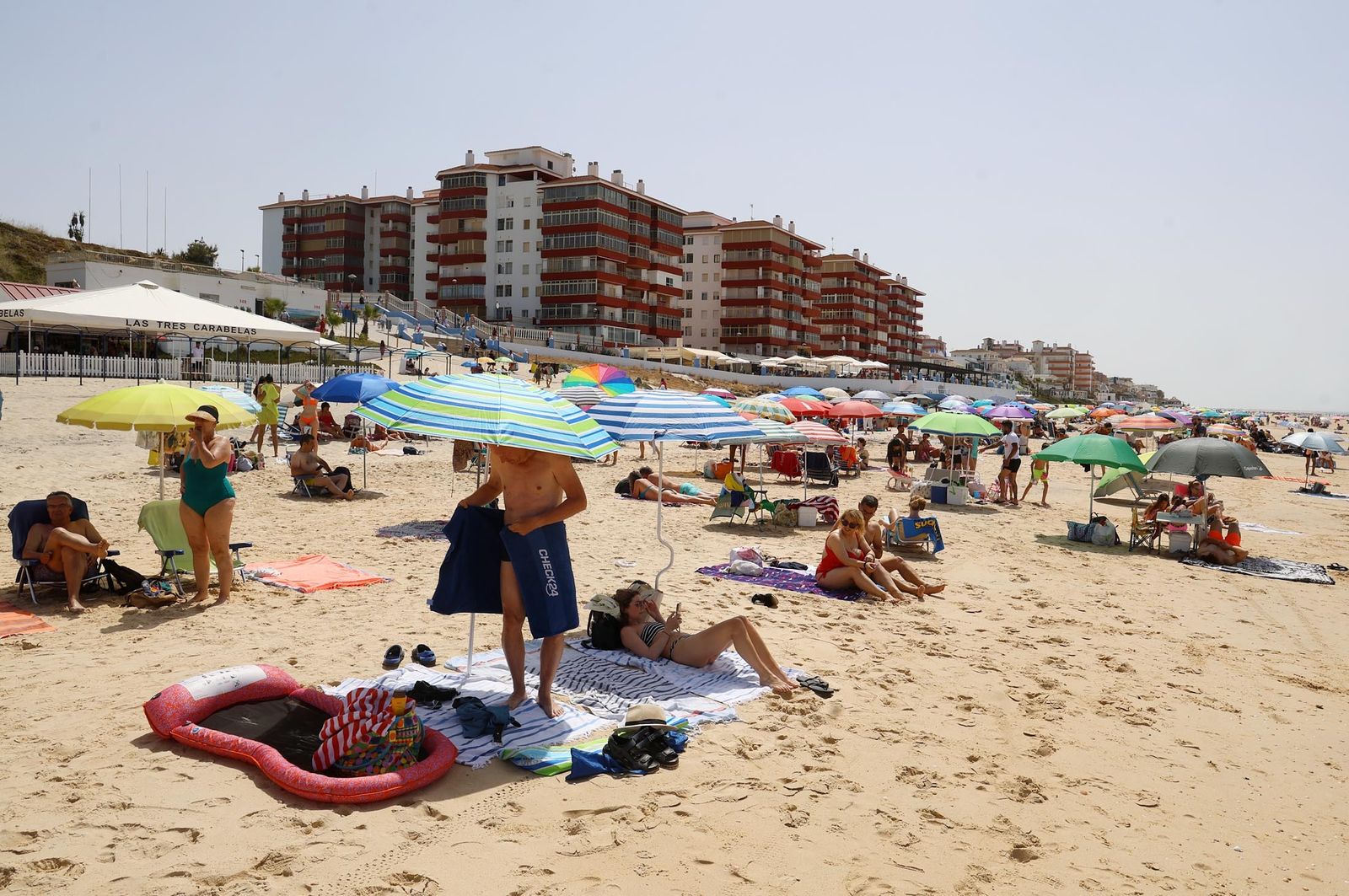 Imágenes del ambiente en las playas de Matalascañas, La Bota y Mazagón durante la mañana del domingo