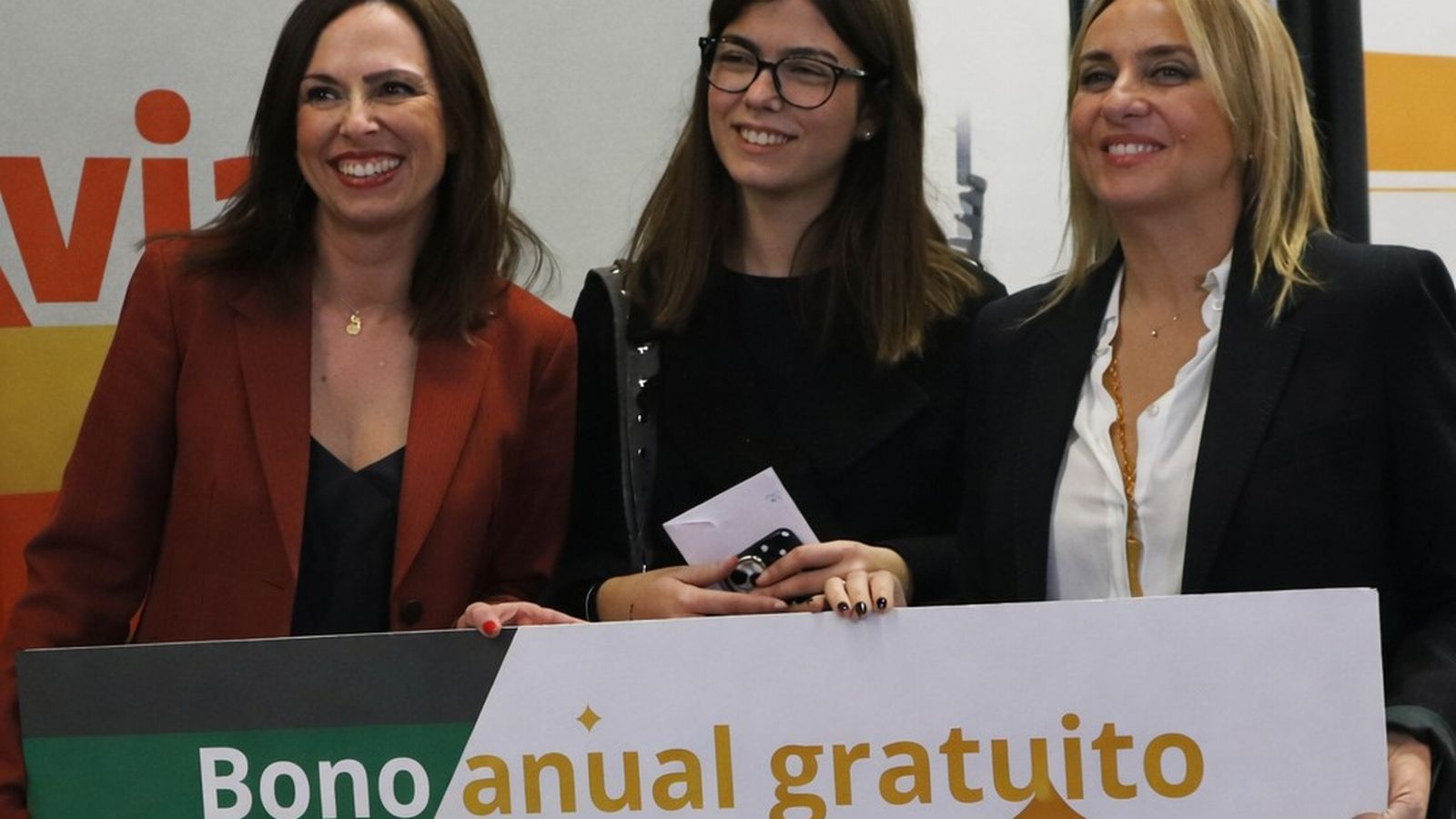 La consejera Rocío Díaz y la alcaldesa Marifrán Carazo entregan un bono con viajes ilimitados durante un año al viajero número 100 millones.