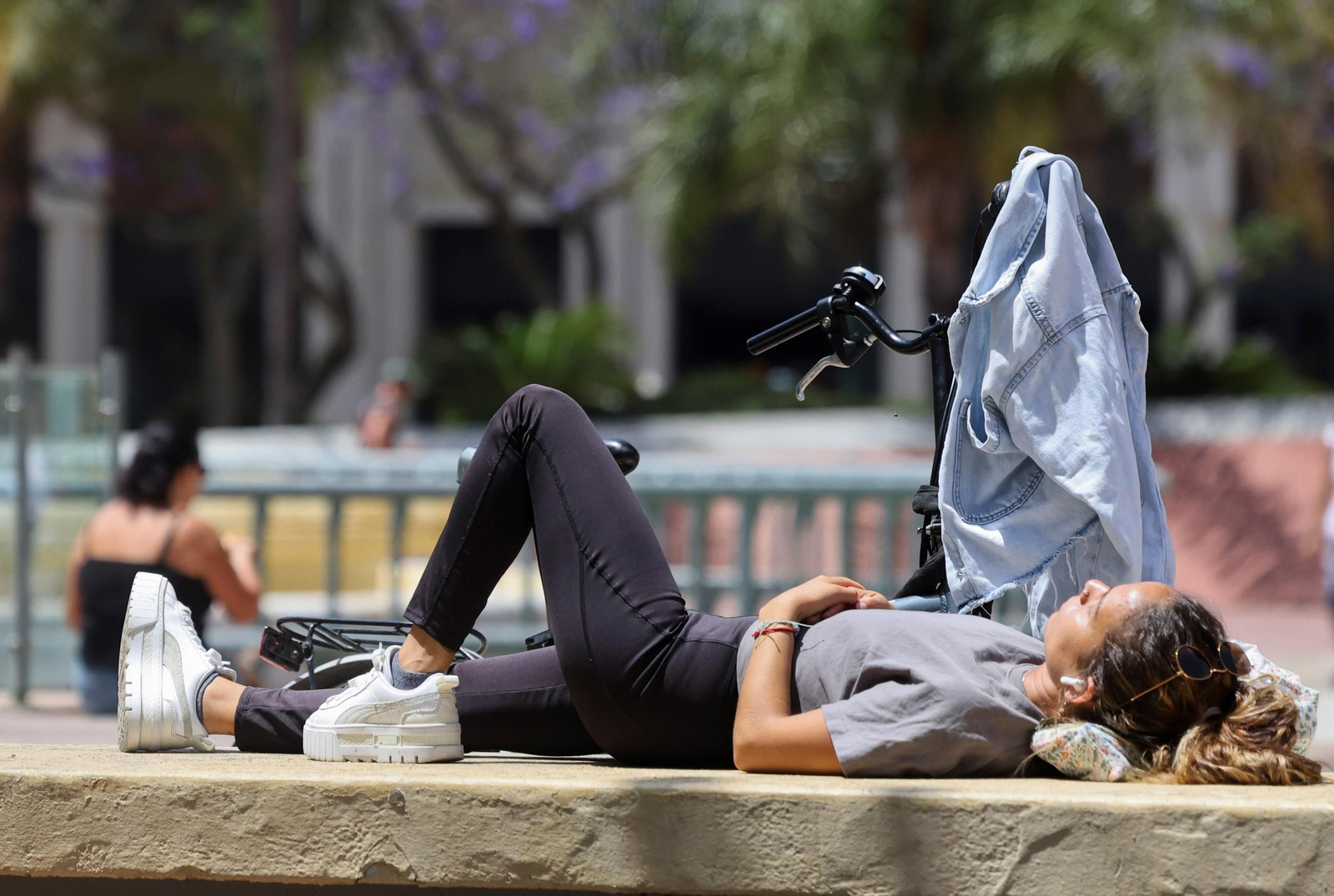 Una persona toma el sol.