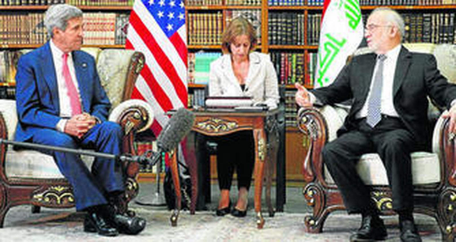 El secretario de Estado de EEUU, John Kerry, se reúne con el ministro de Exteriores de Iraq, Ibrahim al Jafari, ayer en Bagdad.
