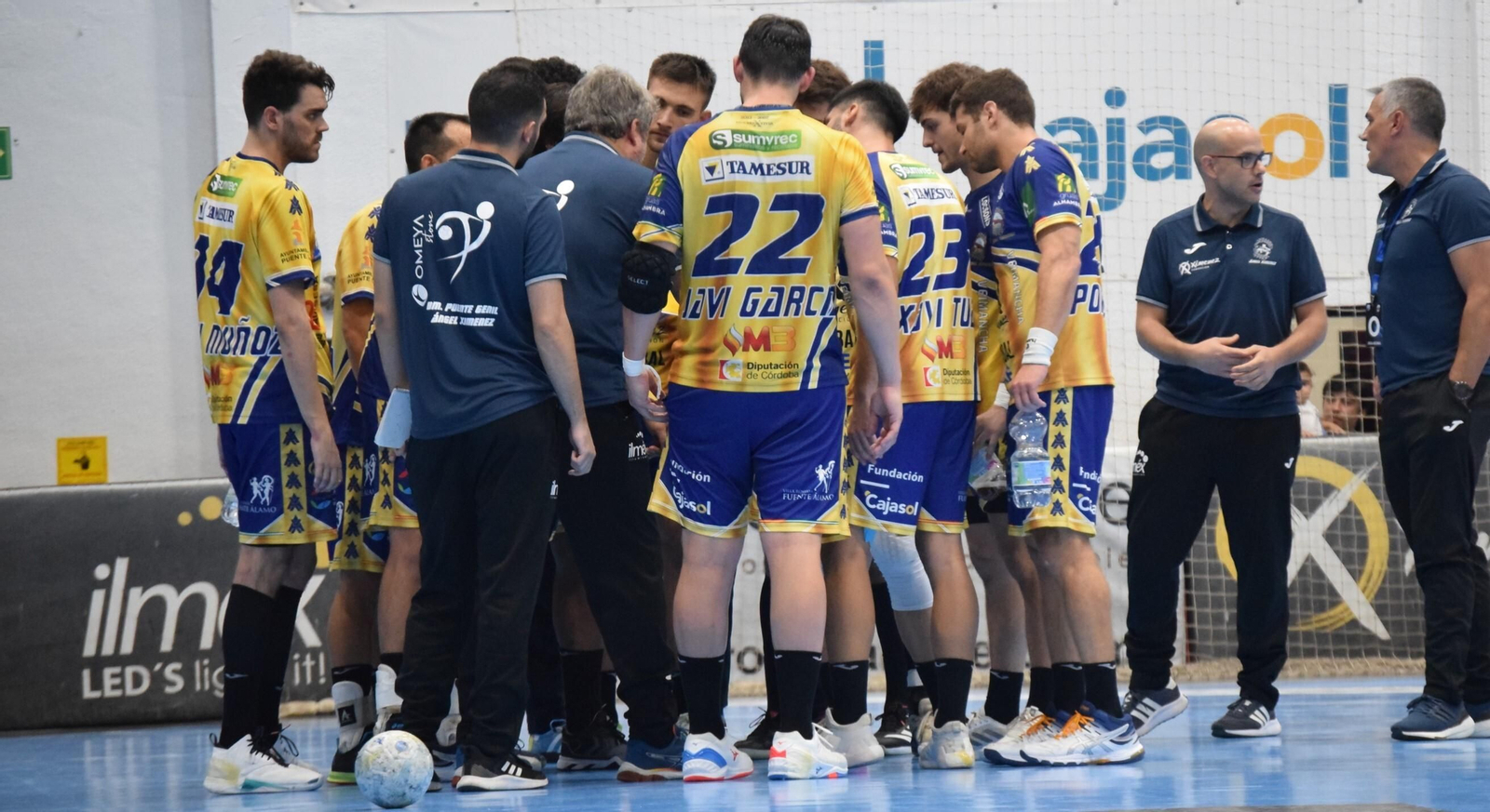 Paco Bustos, entrenador del Ángel Ximénez, da instrucciones a sus jugadores en un tiempo muerto.
