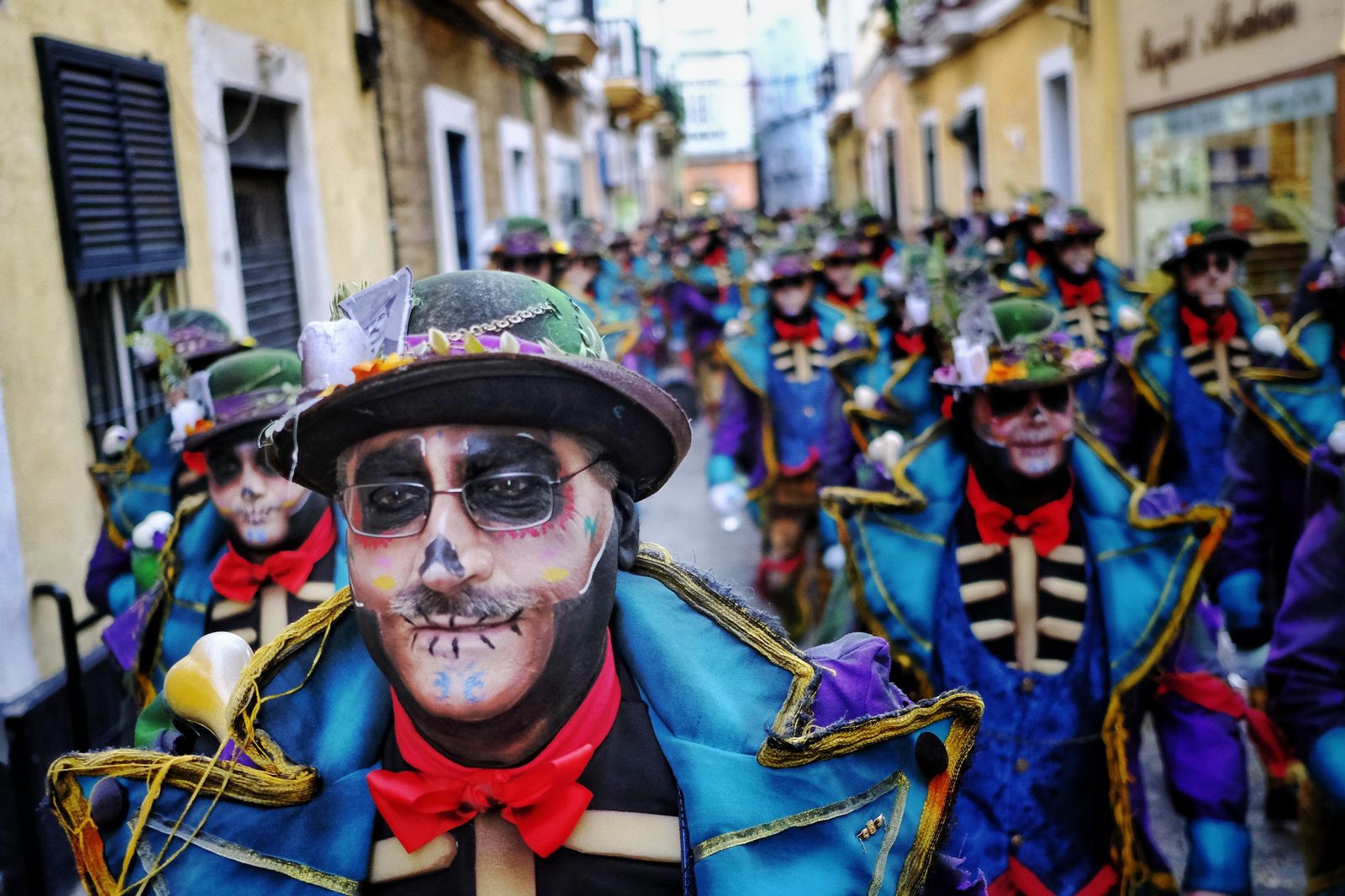 El coro ‘Los del patio’ por la calle Rosa de camino al Falla.