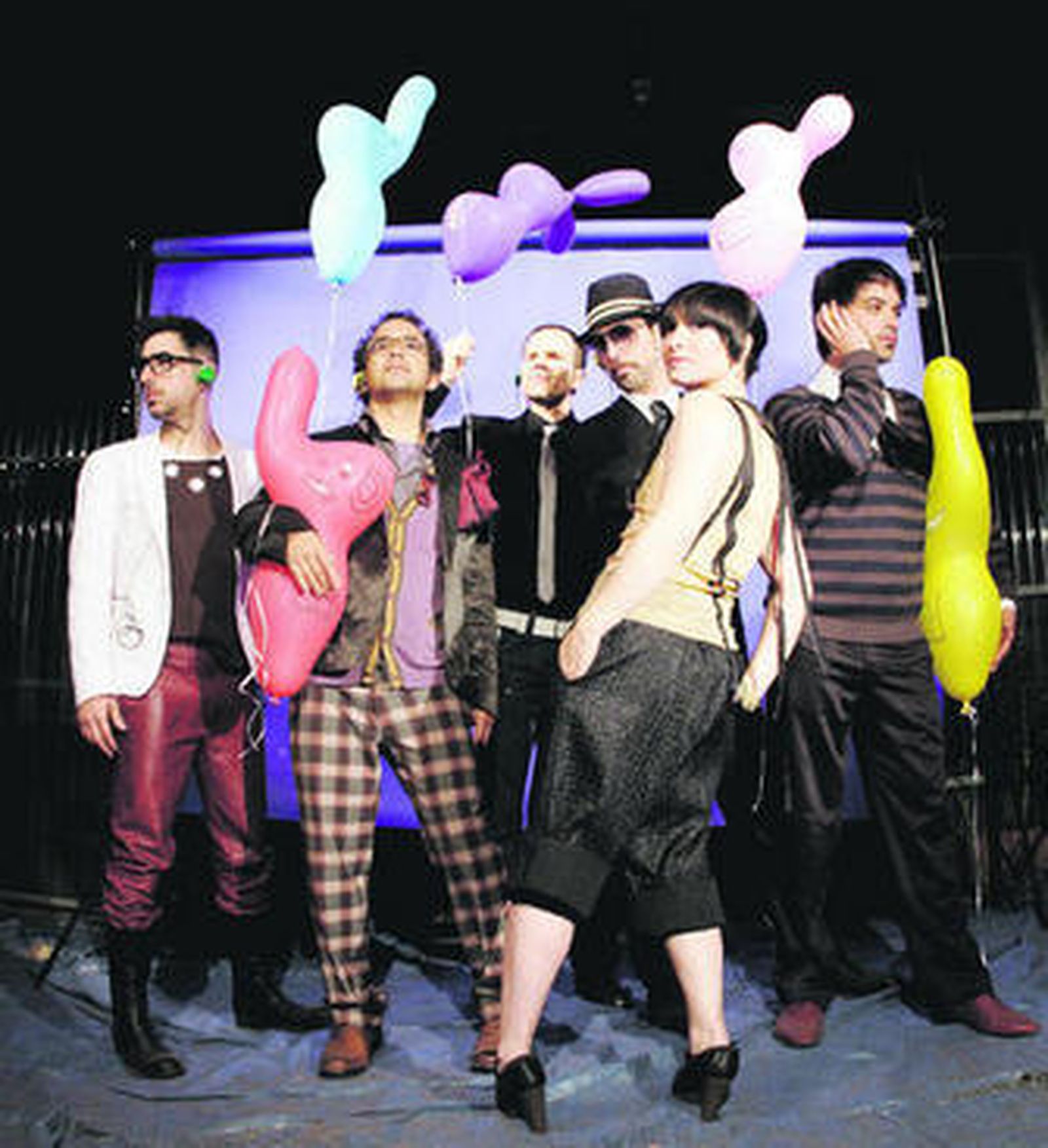 La banda portuguesa Clã, con Manuela Azevedo en el centro.