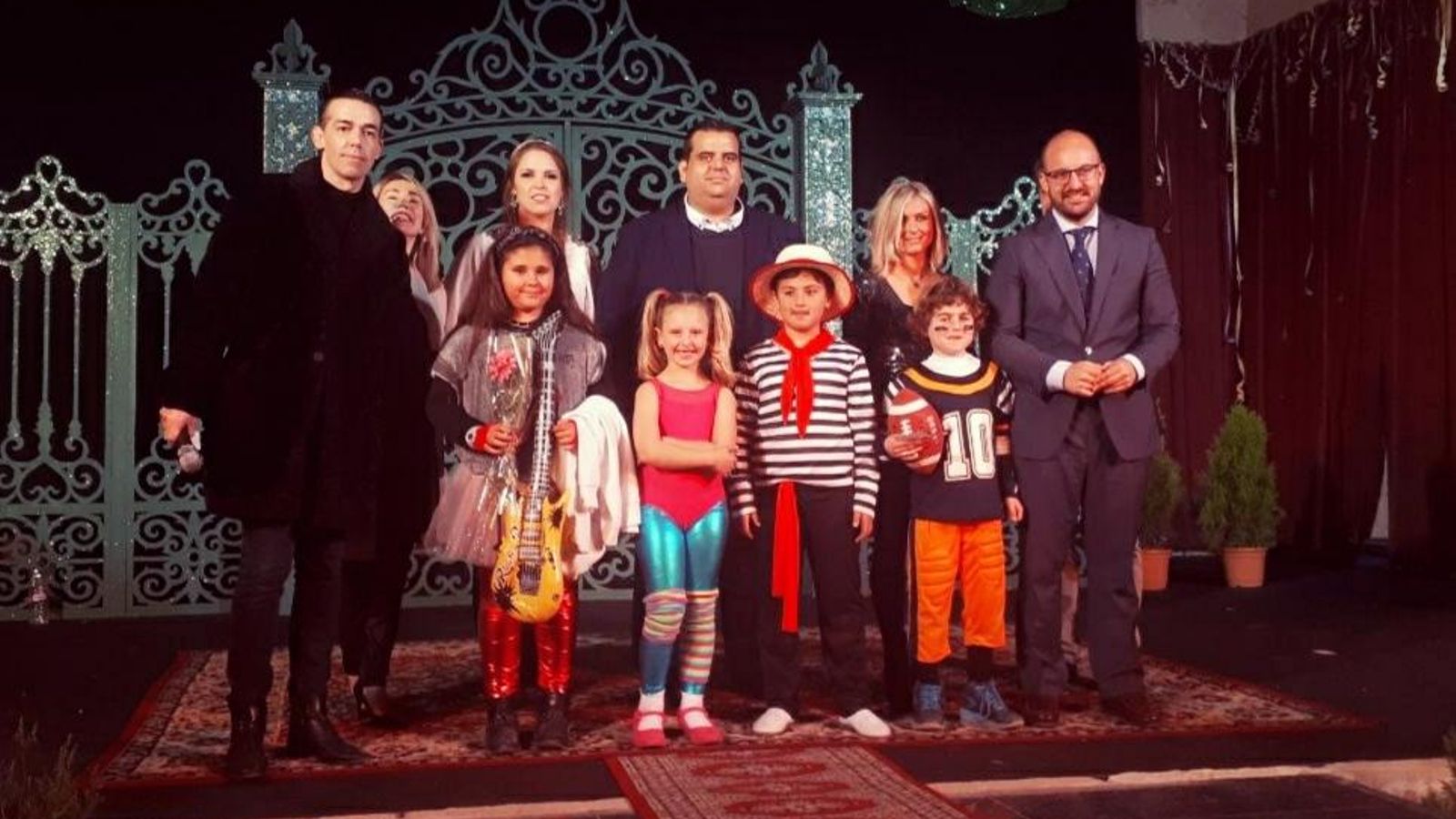 Las coquineras y coquineros infantiles, con el alcalde, el concejal de Fiestas y el jurado.