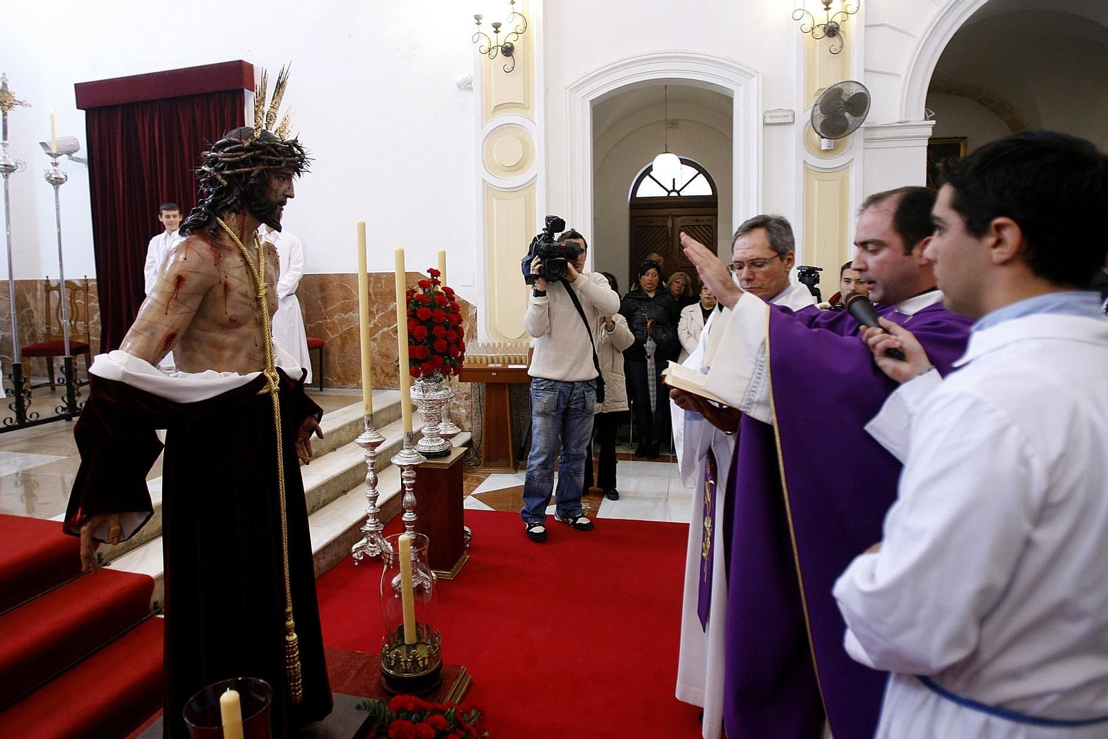 Un momento de la bendición de la imagen del Despojado el 14 de diciembre de 2008