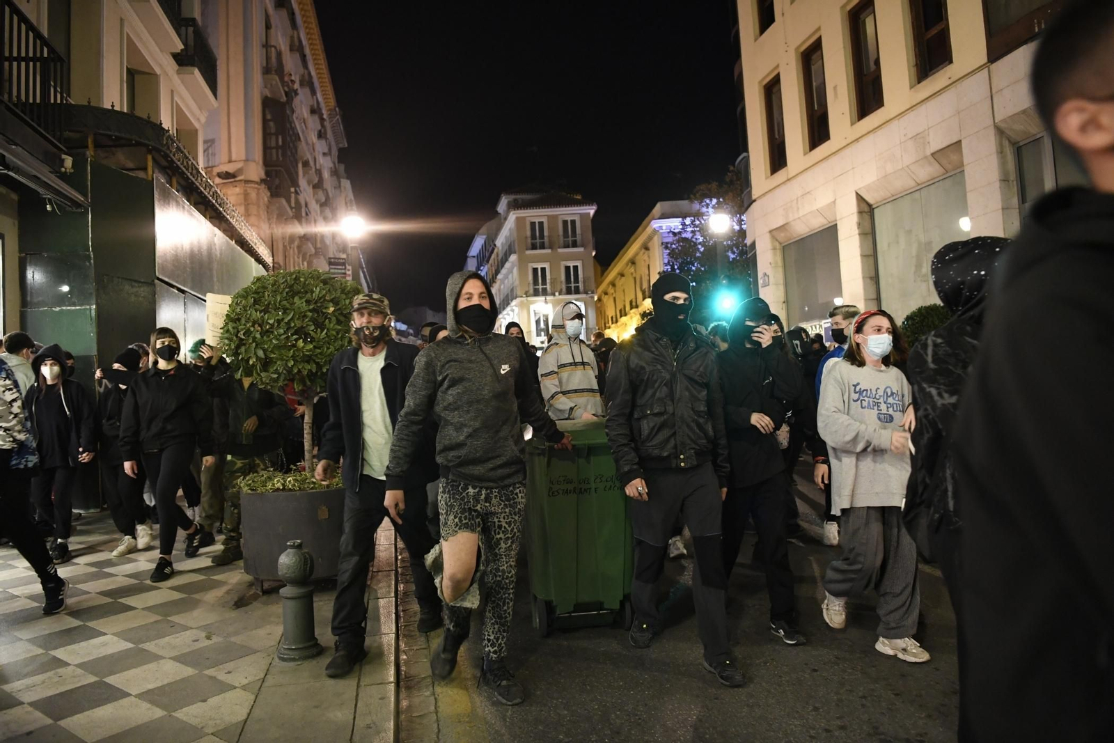 Fotos: disturbios y altercados entre manifestantes y la Policía en Granada