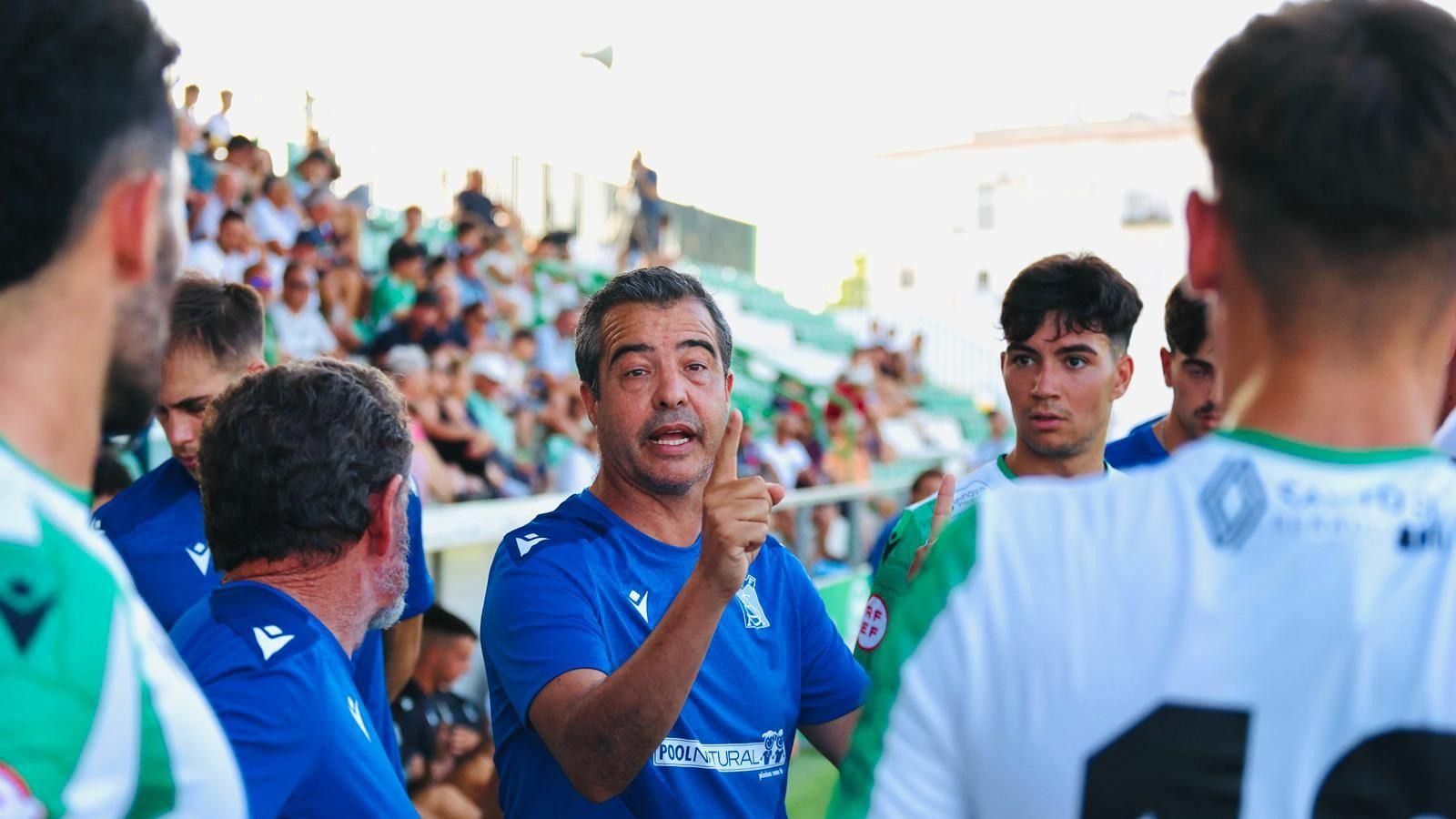 Pérez Herrera da instrucciones a sus jugadores en su amistoso ante el Algeciras.