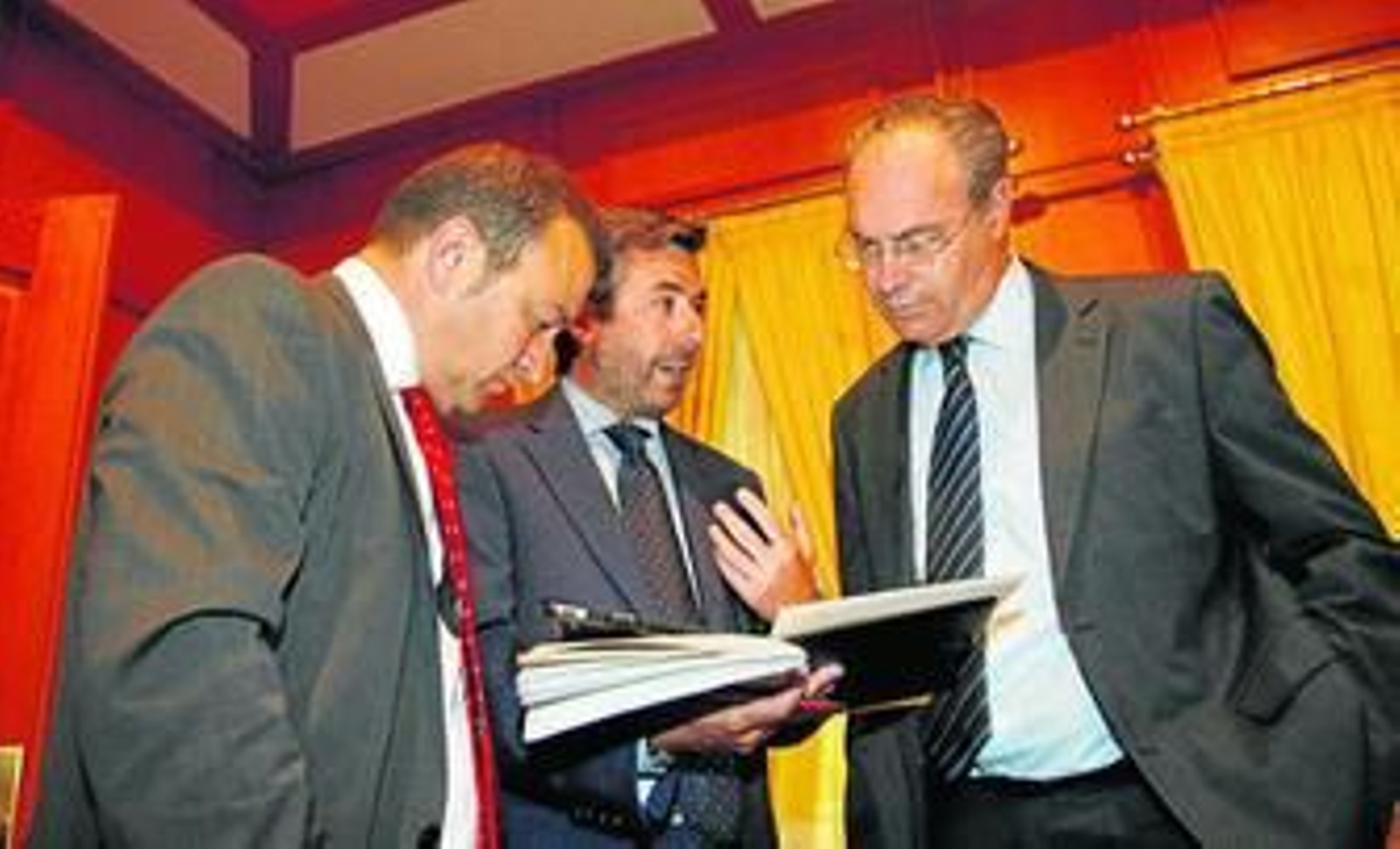 Miguel Ángel Torrico habla con Durán y Tejada antes de iniciarse el Pleno. Miguel Ángel Torrico habla con Durán y Tejada antes de iniciarse el Pleno.