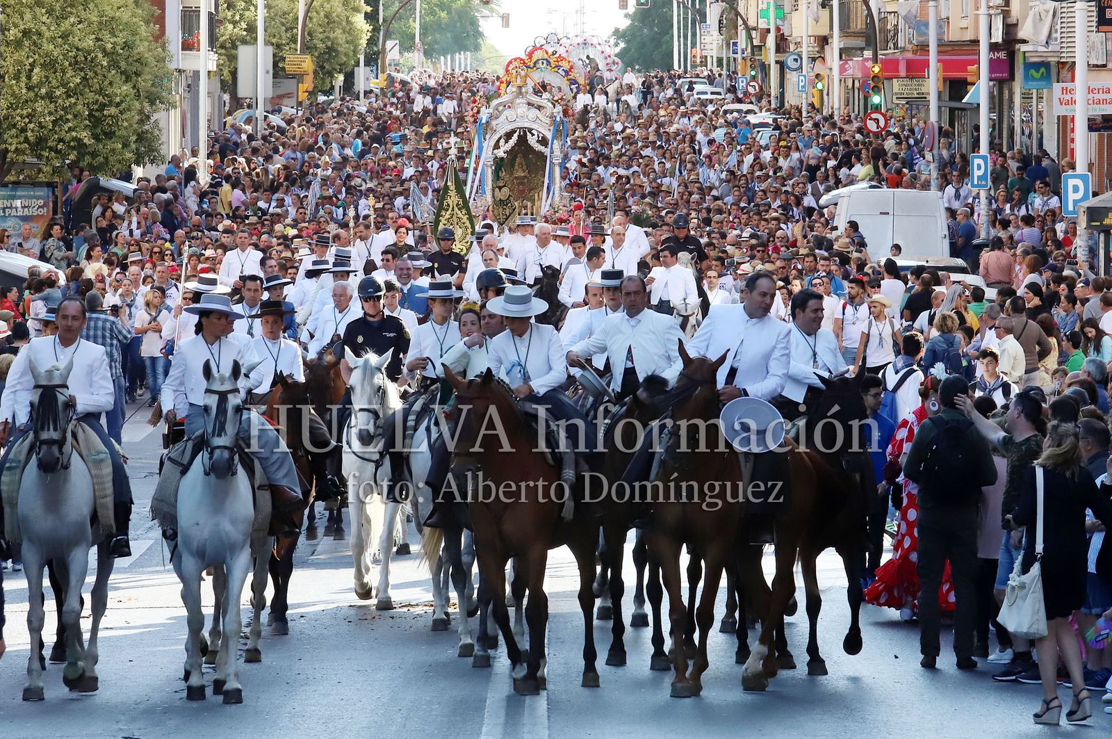 Imágenes de ambiente en la salida de la Hermandad de Huelva