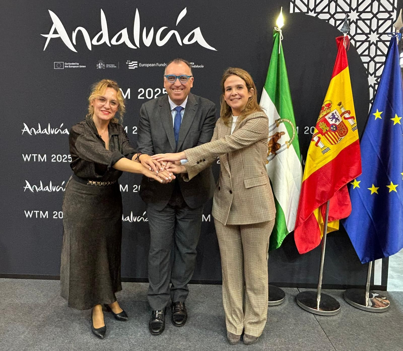 Marta Nievas, junto al consejero de Turismo Arturo Bernal, y Rosaura Ferriz, directora de Asuntos Públicos de Vueling
