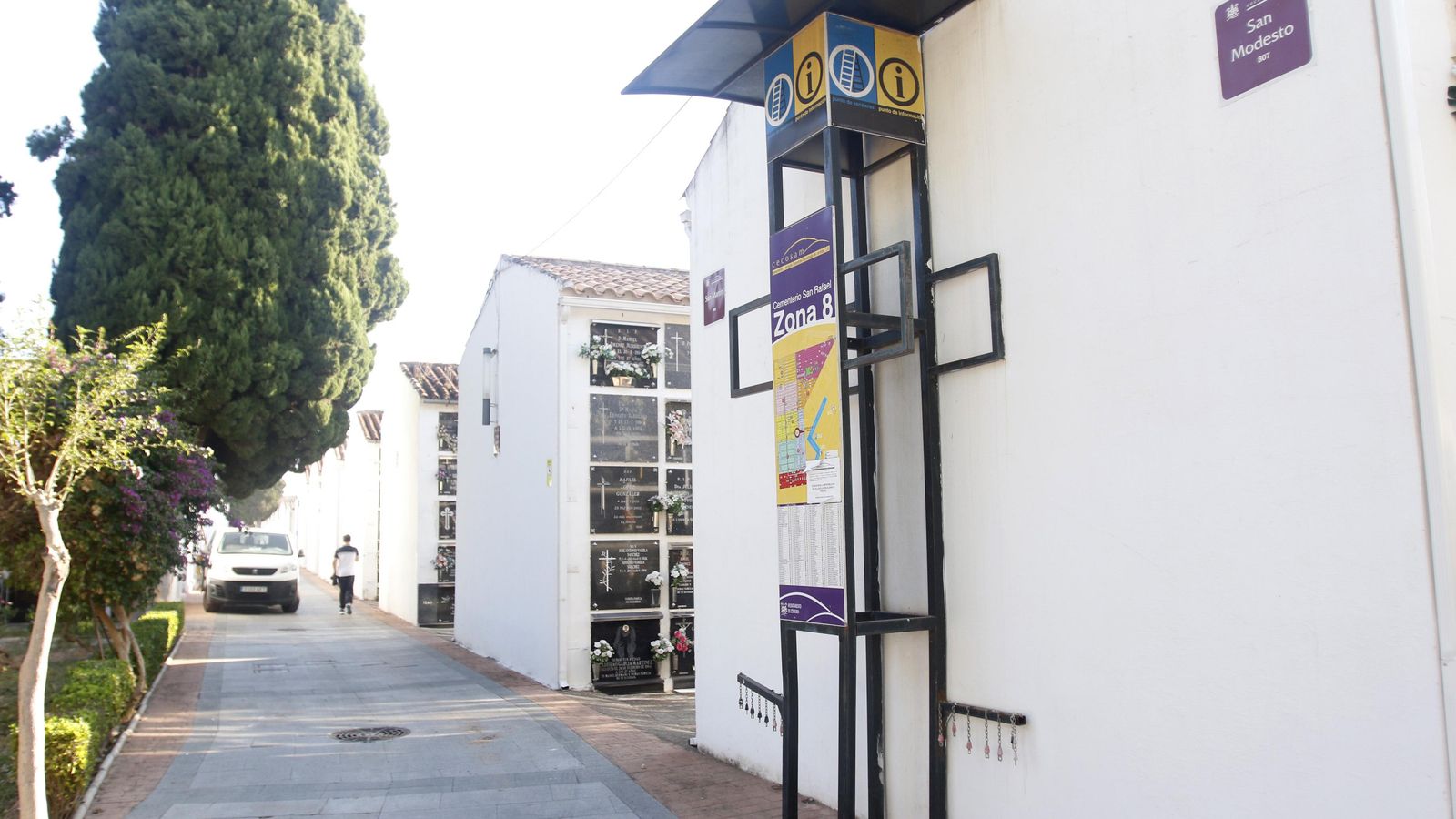 El lugar donde se colocan las escaleras de plataforma, vacío.