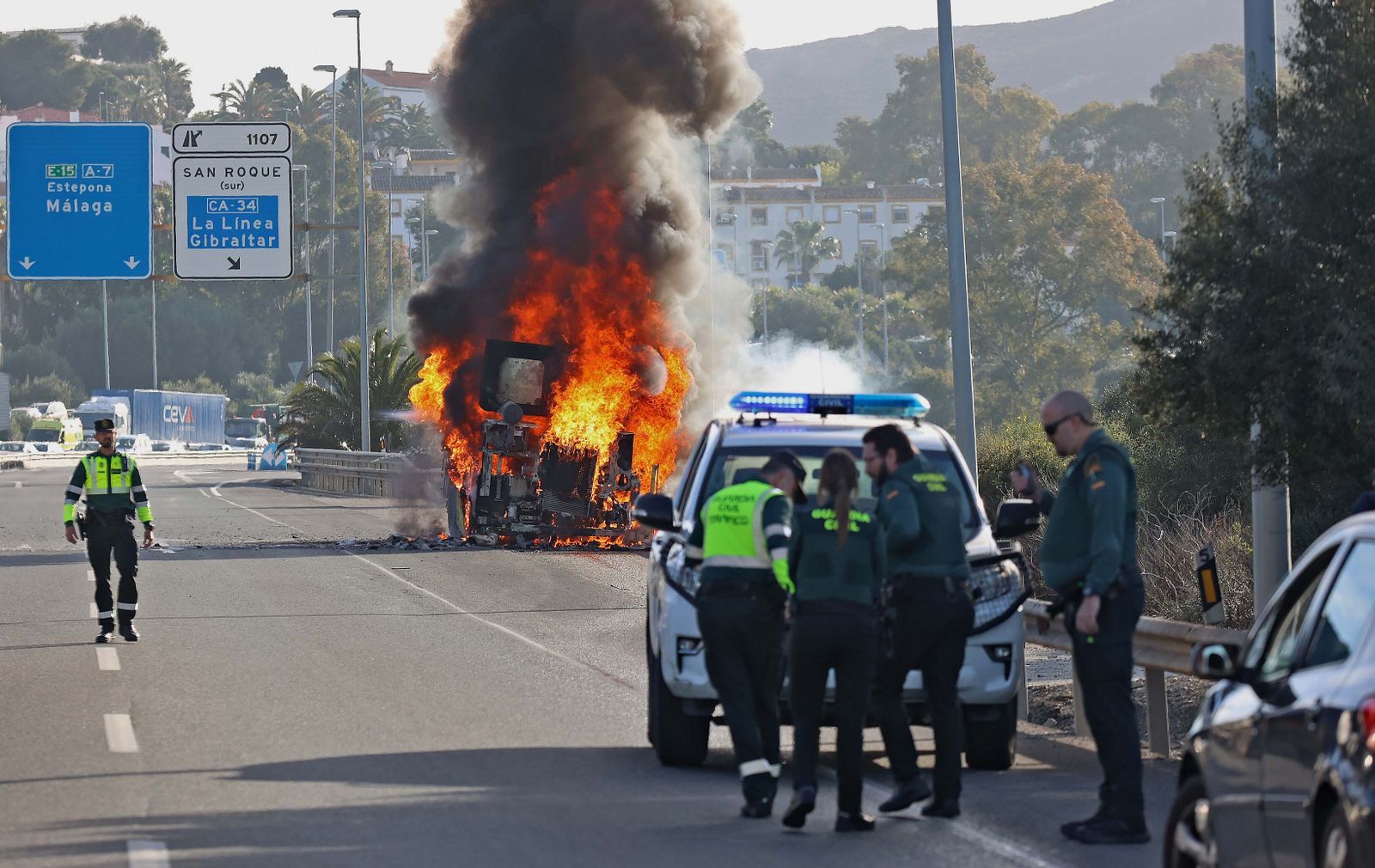 Imágenes del incendio de la grúa que colapsa de nuevo la A7