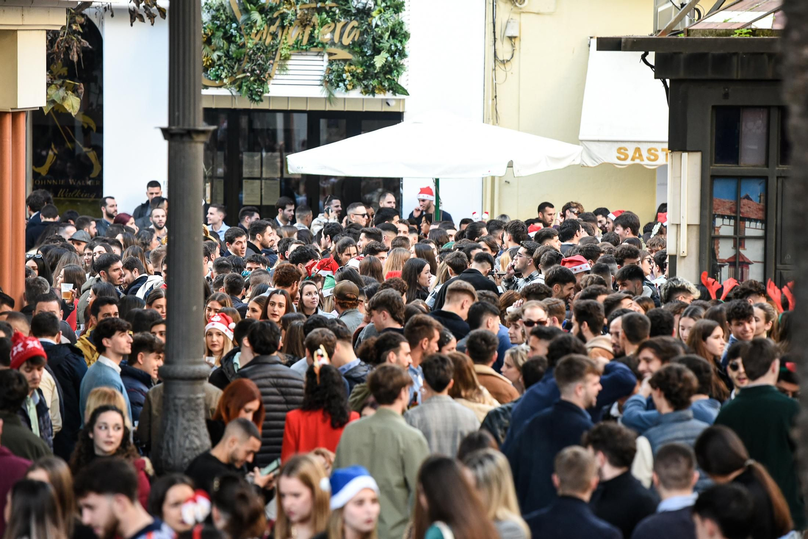 Imágenes de las celebraciones en el centro de Huelva la tarde del 24