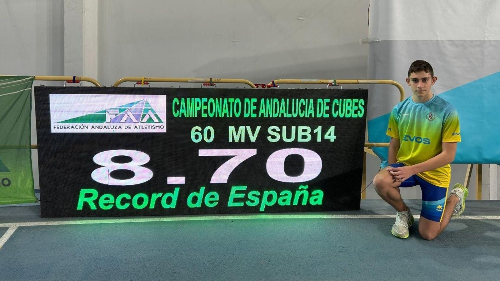 El algecireño Antonio Ángel Arjona, junto a su nuevo récord de España