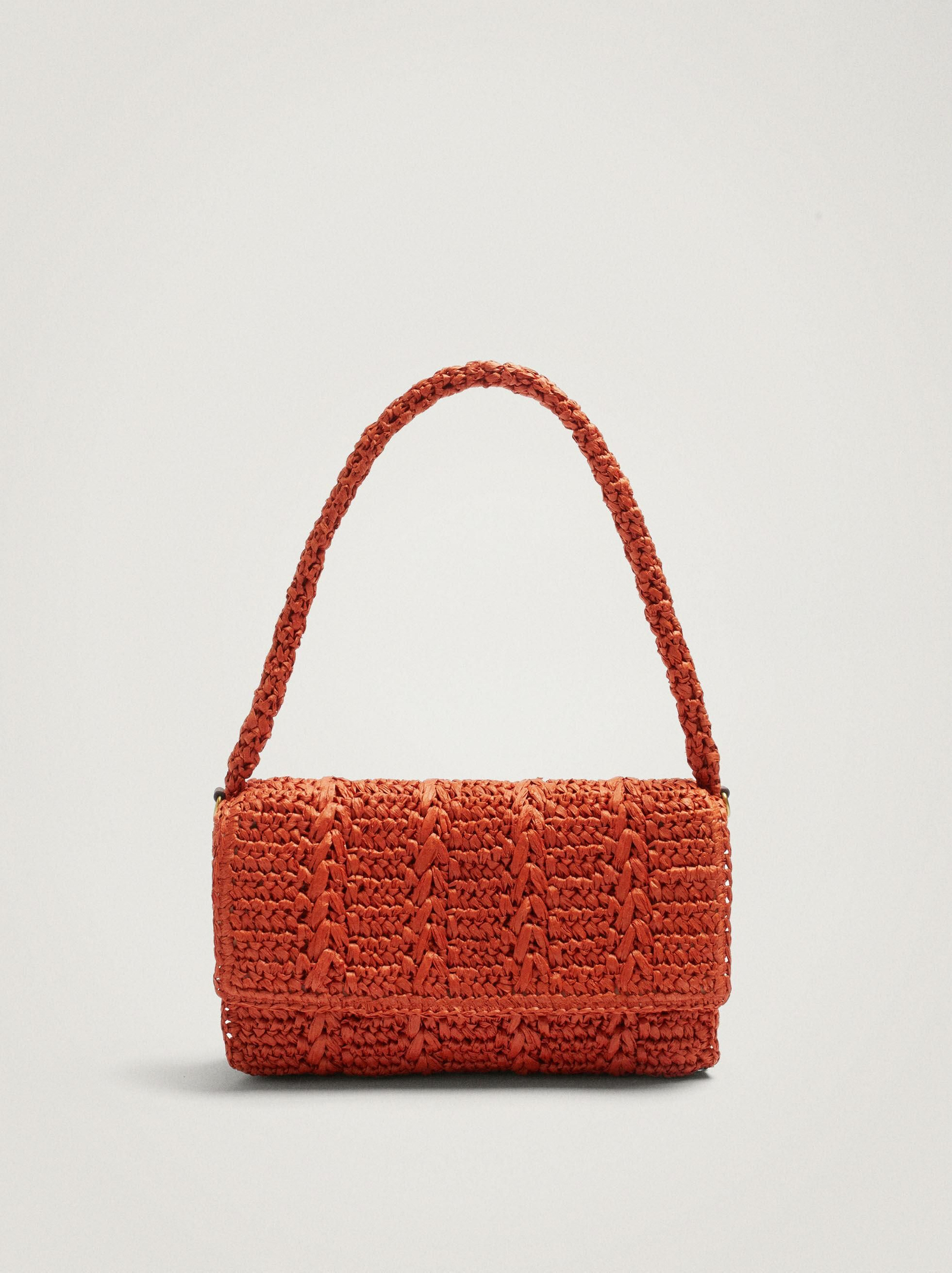 Bolso de rafia en naranja de Parfois.