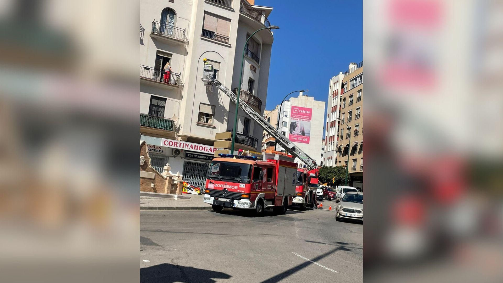 Cuerpo de Bomberos rescatando un perro en el barrio de Olletas
