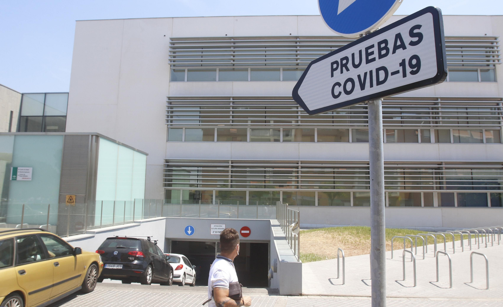 Colas de coches en las Setas para recoger muestras a los contactos del brote de la discoteca.