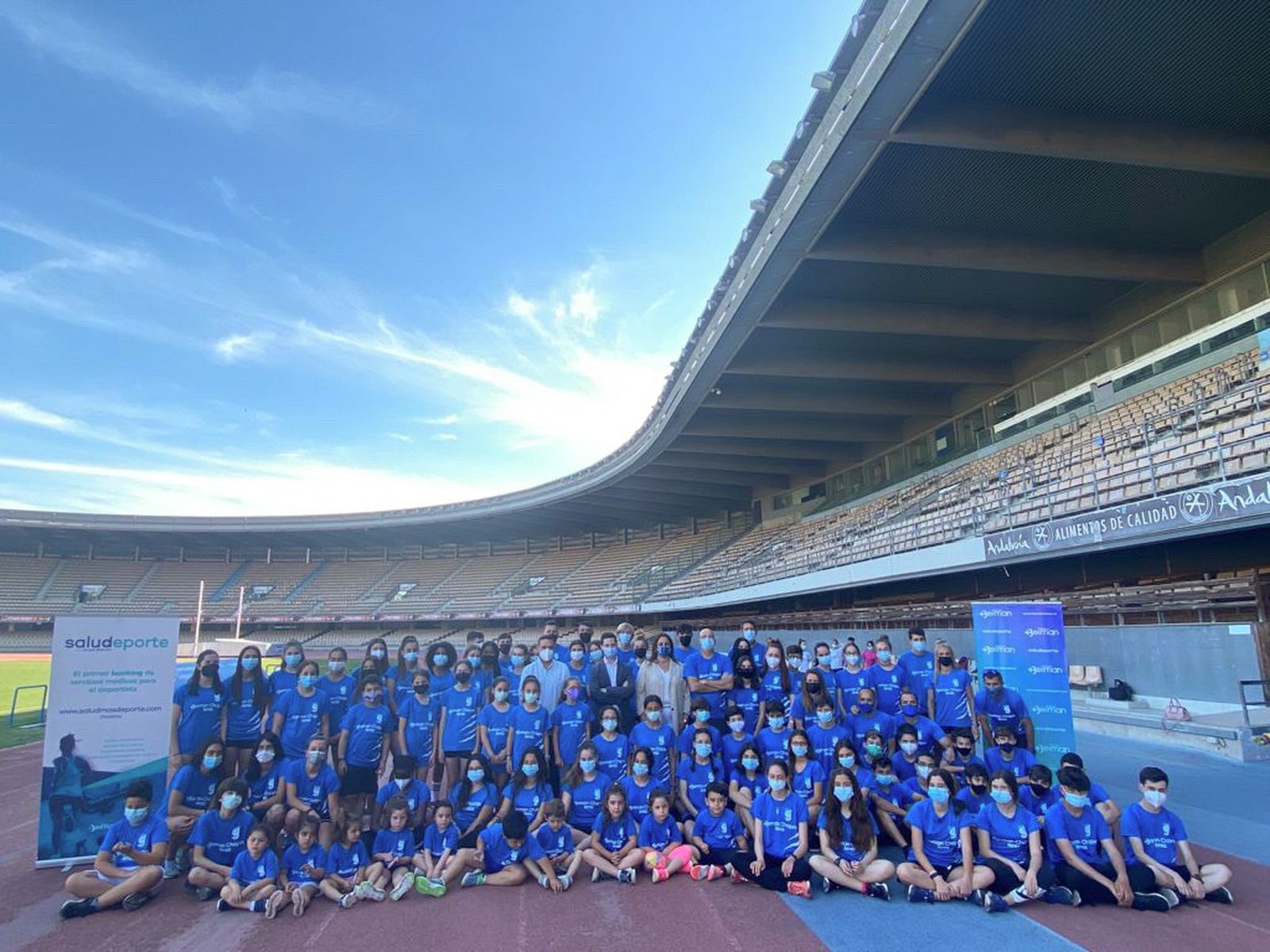 Foto de familia del Beiman Chapín en el Municipal junto a Jesús Alba, delegado de Deportes.