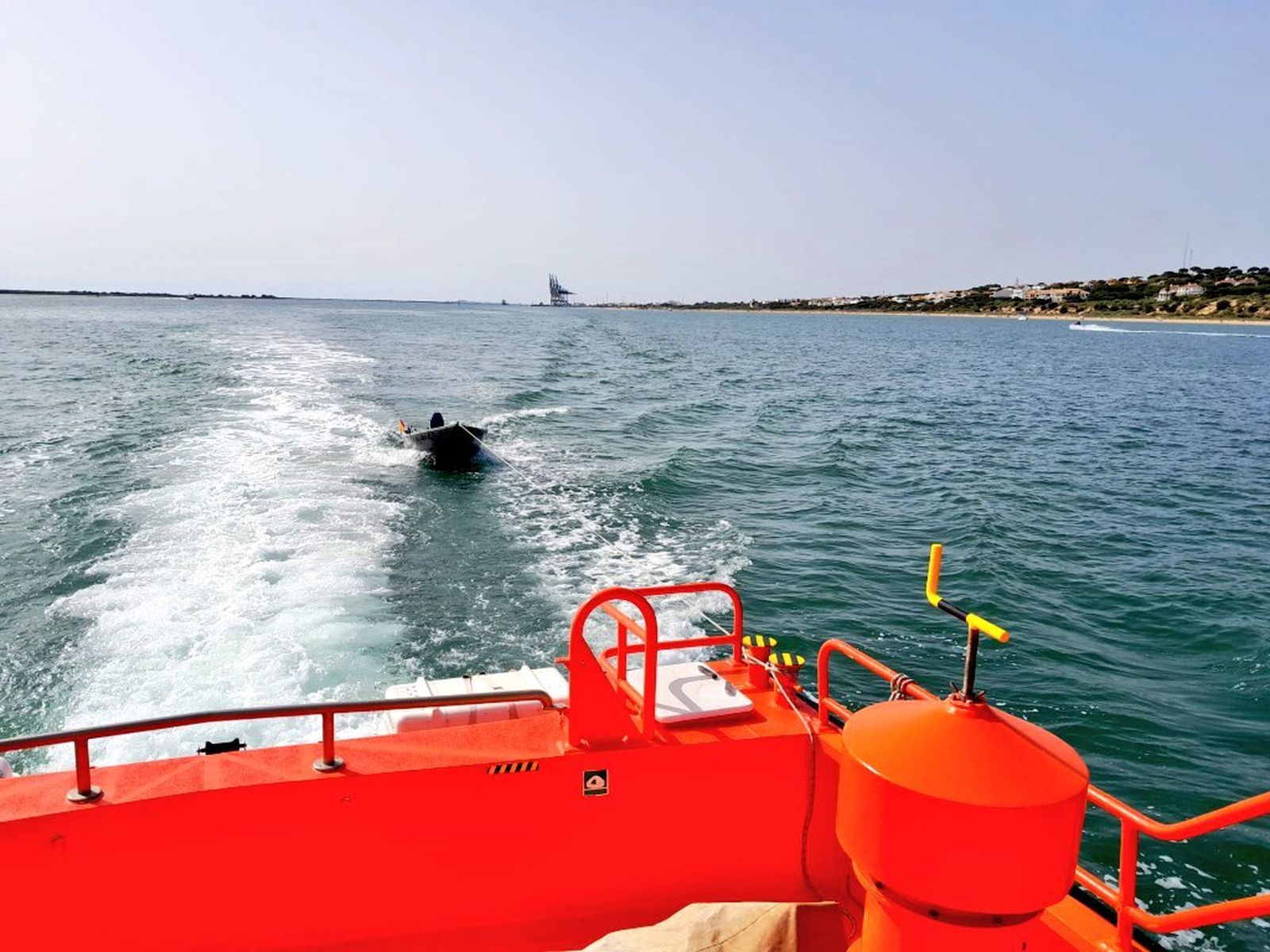 El buque de Salvamento Marítimo remolca la embarcación.